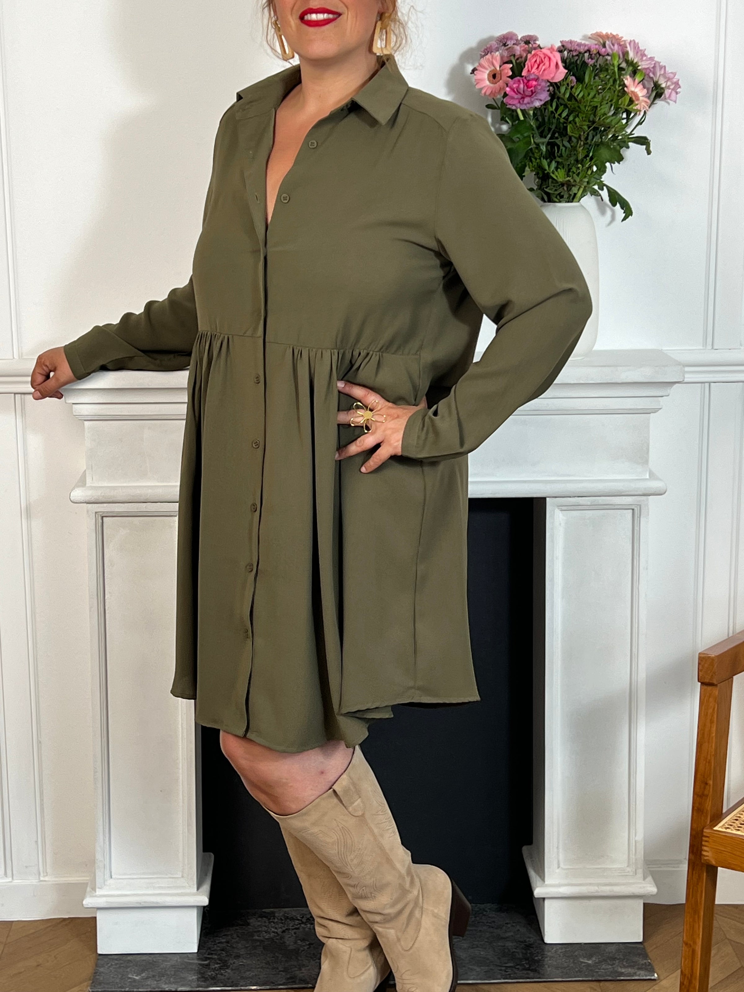 Découvrez l'essence du chic avec notre petite robe kaki fluide et courte, agrémentée de boutons délicats sur le devant pour une touche classique et contemporaine.