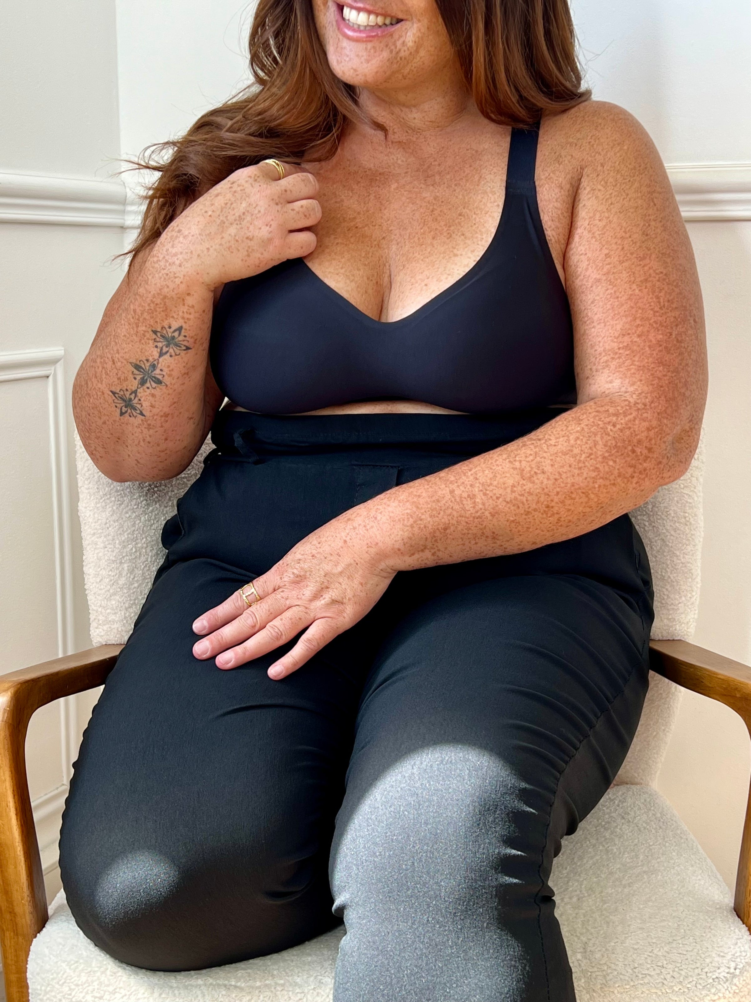 Ce soutien-gorge grande taille Olvina offre un maintien confortable sans armatures grâce à son bonnet entier non rembourré. Ses bretelles réglables et son dos élastique avec agrafage ajustable assurent un ajustement tout au long de la journée.
Pratique au quotidien grâce à l'absence d'armatures, il convient particulièrement aux femmes ayant eu un cancer du sein, en offrant douceur et confort.
Il est également idéal pour celles qui recherchent une lingerie agréable à porter lors d’une activité physique.