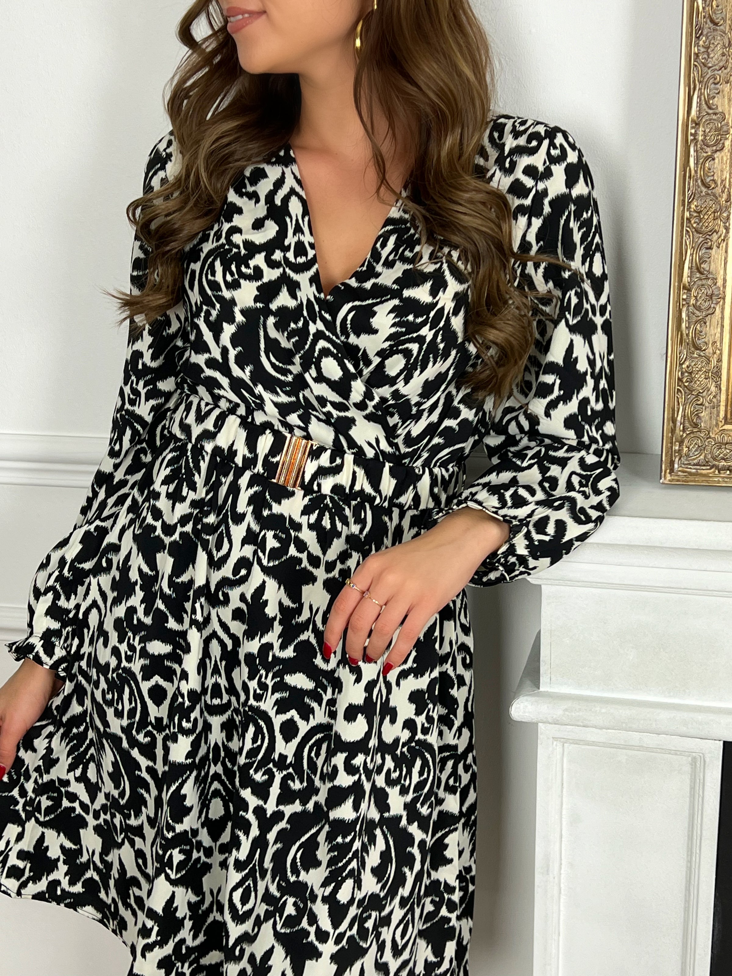 Robe courte à motifs femme Robe courte à manches longues Cache cœur Elastiquée à la taille et aux poignets Ceinture amovible Couleurs : noir et écru Composition : 100% Polyester Lavage à la main obligatoire Made in RPC