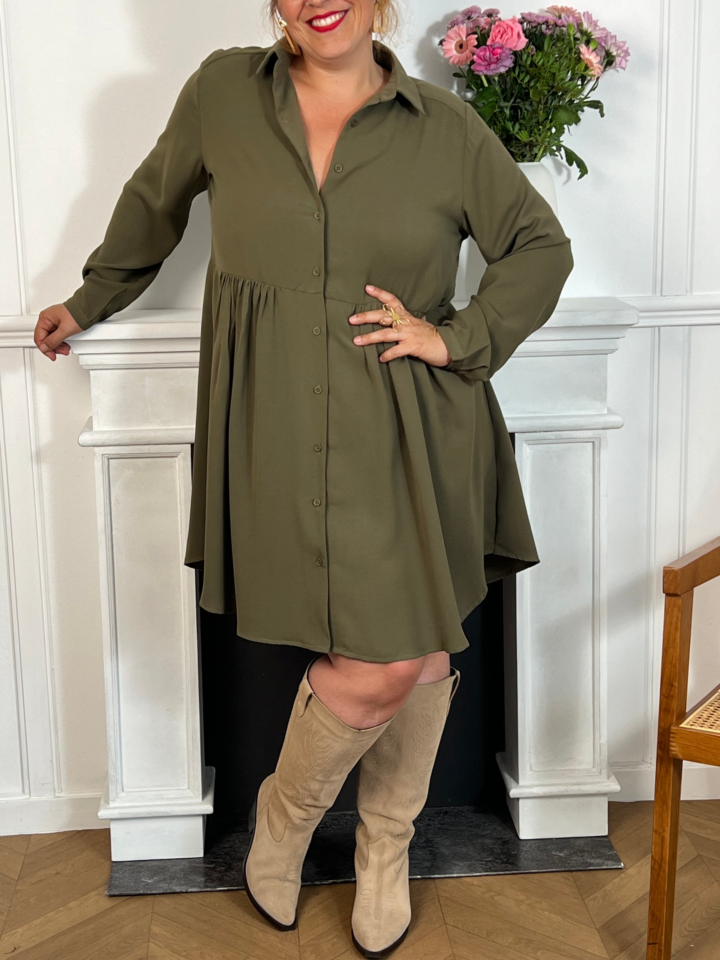 Découvrez l'essence du chic avec notre petite robe kaki fluide et courte, agrémentée de boutons délicats sur le devant pour une touche classique et contemporaine.