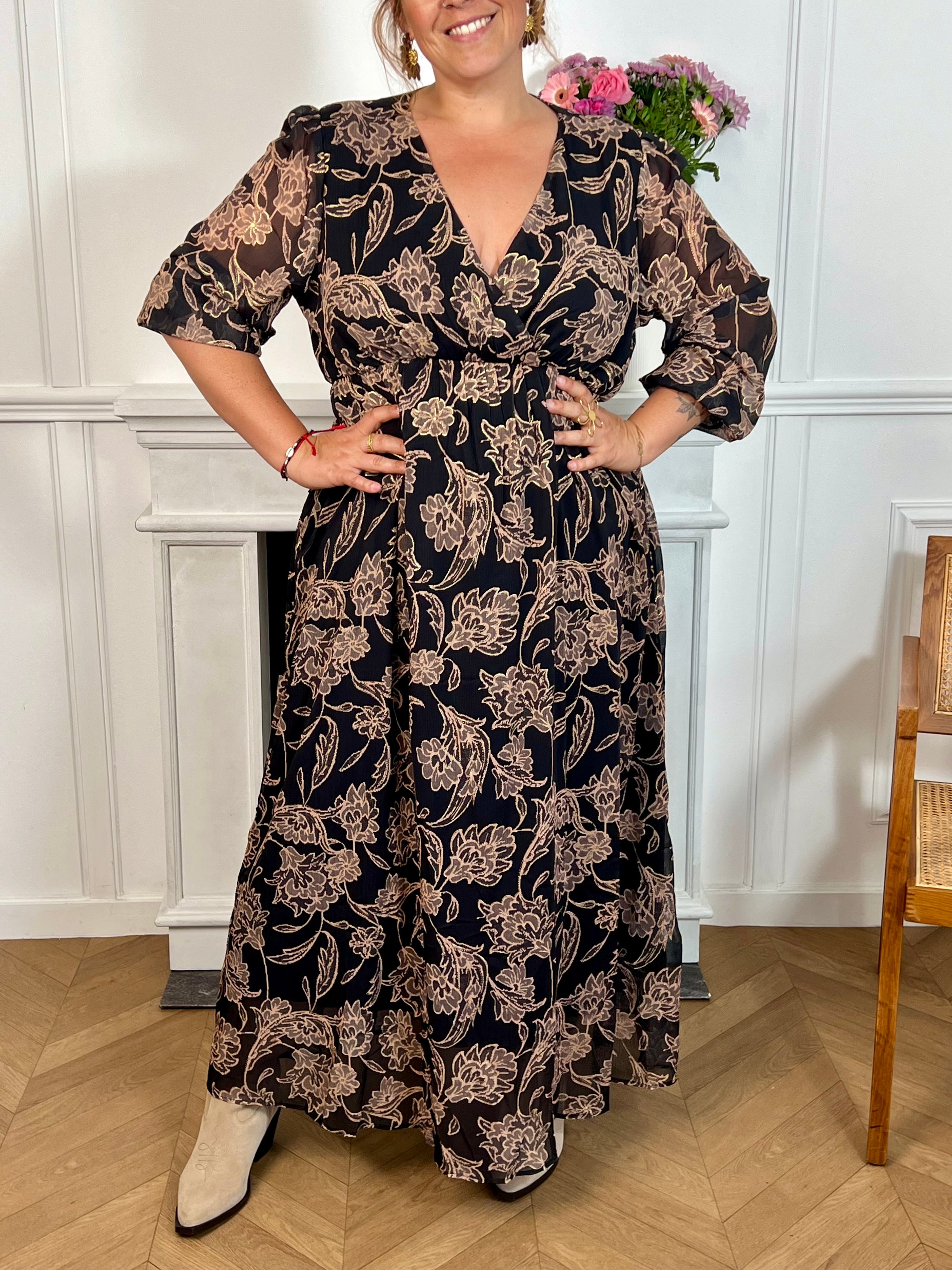 Cette robe longue à motifs Lyvia offre un confort parfait grâce à sa taille et ses poignets élastiques qui épousent délicatement toutes les silhouettes. Son col cache-cœur met en valeur le décolleté tandis que ses manches longues apportent une élégance intemporelle.