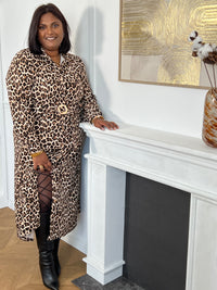 Robe longue léopard au charme irrésistible. Son tombé fluide et sa ceinture amovible permettent d’adapter le style selon tes envies : ajustée pour une allure élégante ou portée libre pour un look plus décontracté. Un incontournable sauvage et tendance.