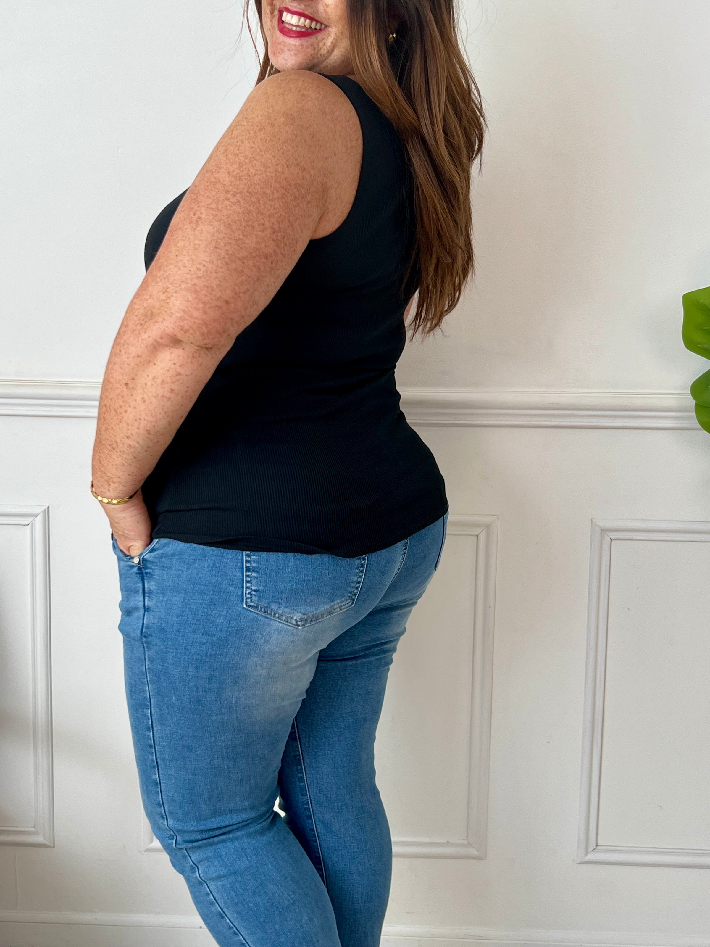 Indispensable du dressing, ce top débardeur noir sans manches mise sur la simplicité et l’efficacité. Sa coupe épurée en fait une pièce facile à porter et à associer, parfaite en toute saison, seule ou sous une veste.