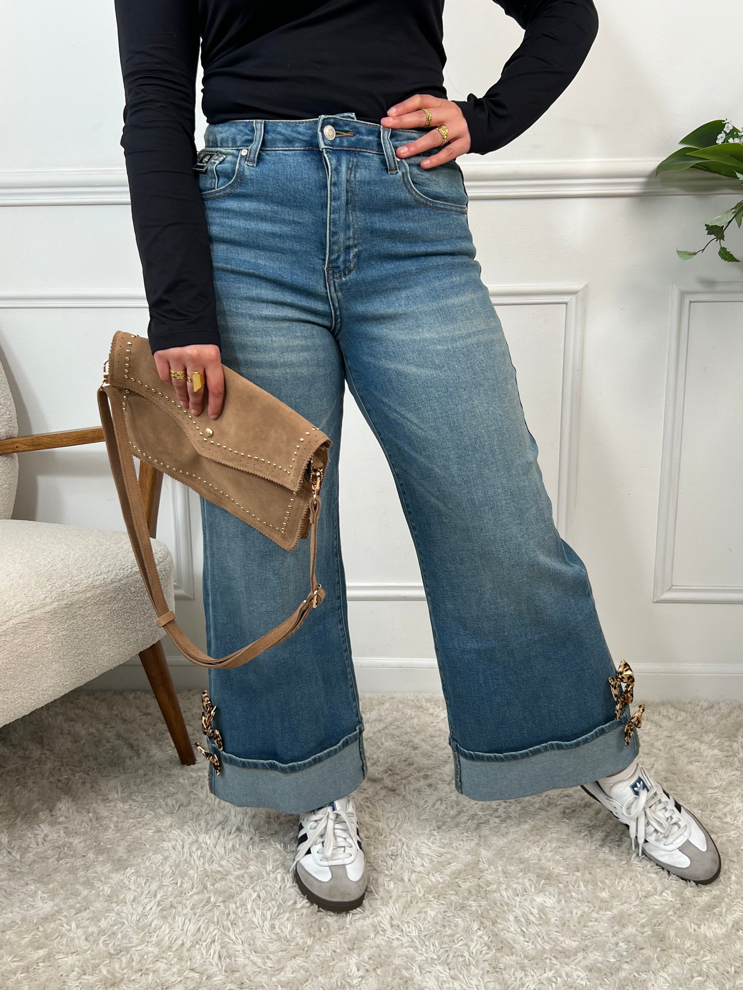 Transformez votre style avec notre jean palazzo stretch Zelie ! Ses 2 poches avant et arrière pratiques, ainsi que son passant pour ceinture, vous offrent un confort pratique. Et n'oublions pas le noeud léopard sur le bas des jambes qui lui donne une touche de folie. Une pièce amusante pour une mode sans prise de tête.