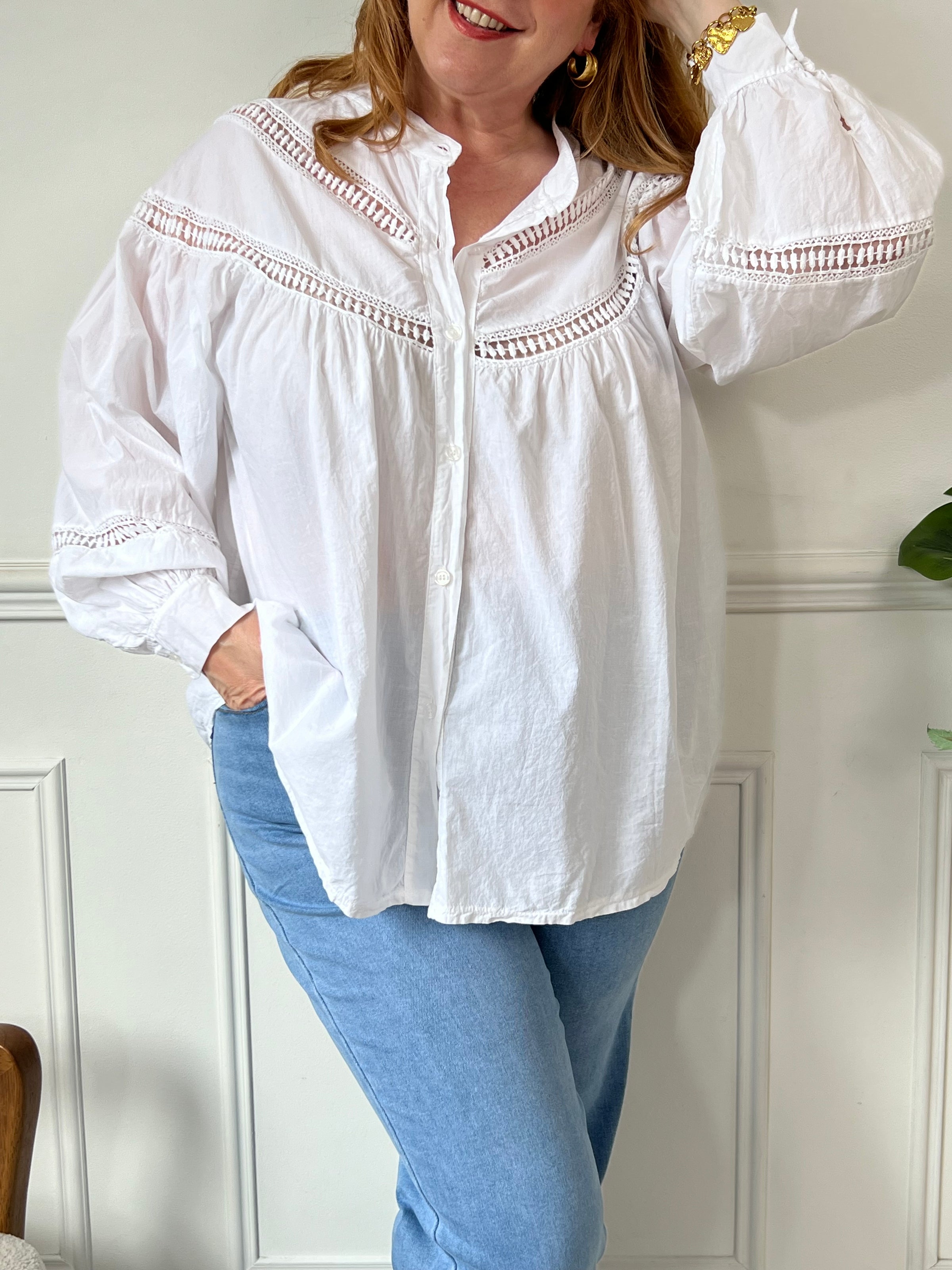 Cette chemise écrue manches longues Angelina est à la fois élégante et pleine d'esprit. Parfaite pour ajouter une touche de fantaisie à votre tenue avec ses boutons et broderies uniques sur le devant et aux manches. La broderie ajourée ajoute une touche de légèreté à cette chemise classique.