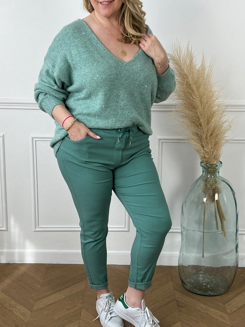 Optez pour l'élégance décontractée avec notre pantalon vert élastique à la taille. Confortable et chic, il s'adapte à toutes les occasions, alliant style moderne et bien-être absolu. Redéfinissez votre look avec notre pantalon Jack incontournable.