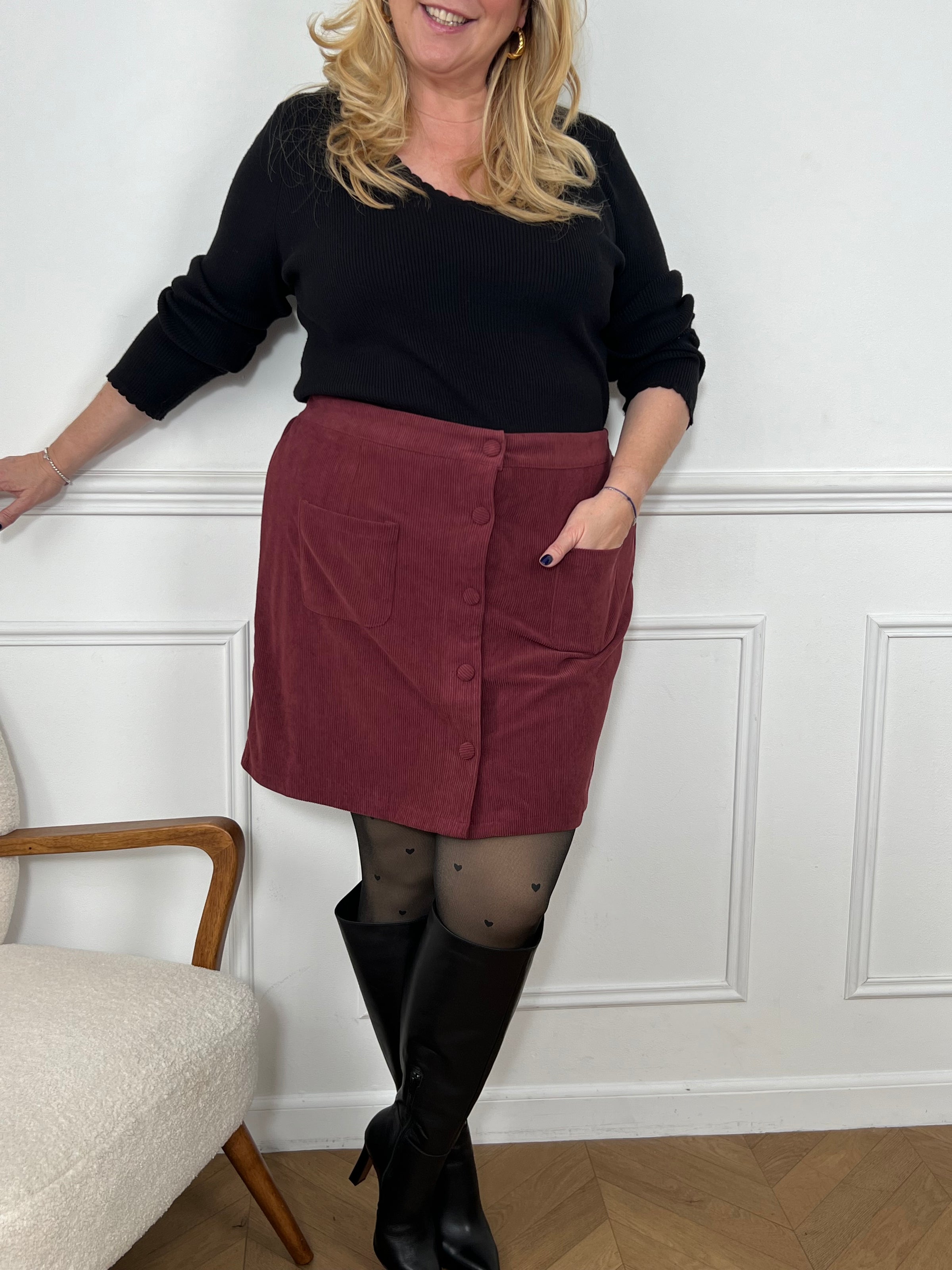 La jupe Sidonie bordeaux en velours offre une coupe courte élégante avec un effet velours. Les poches pratiques ajoutent fonctionnalité à cette pièce incontournable. 