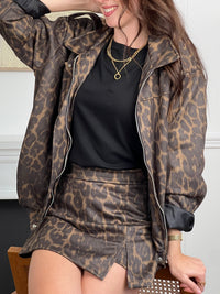 La pièce incontournable de la saison : la jupe short léopard. Avec son imprimé audacieux et sa taille élastique ultra confortable, elle devient l’alliée parfaite pour un look tendance, pratique et facile à porter au quotidien.