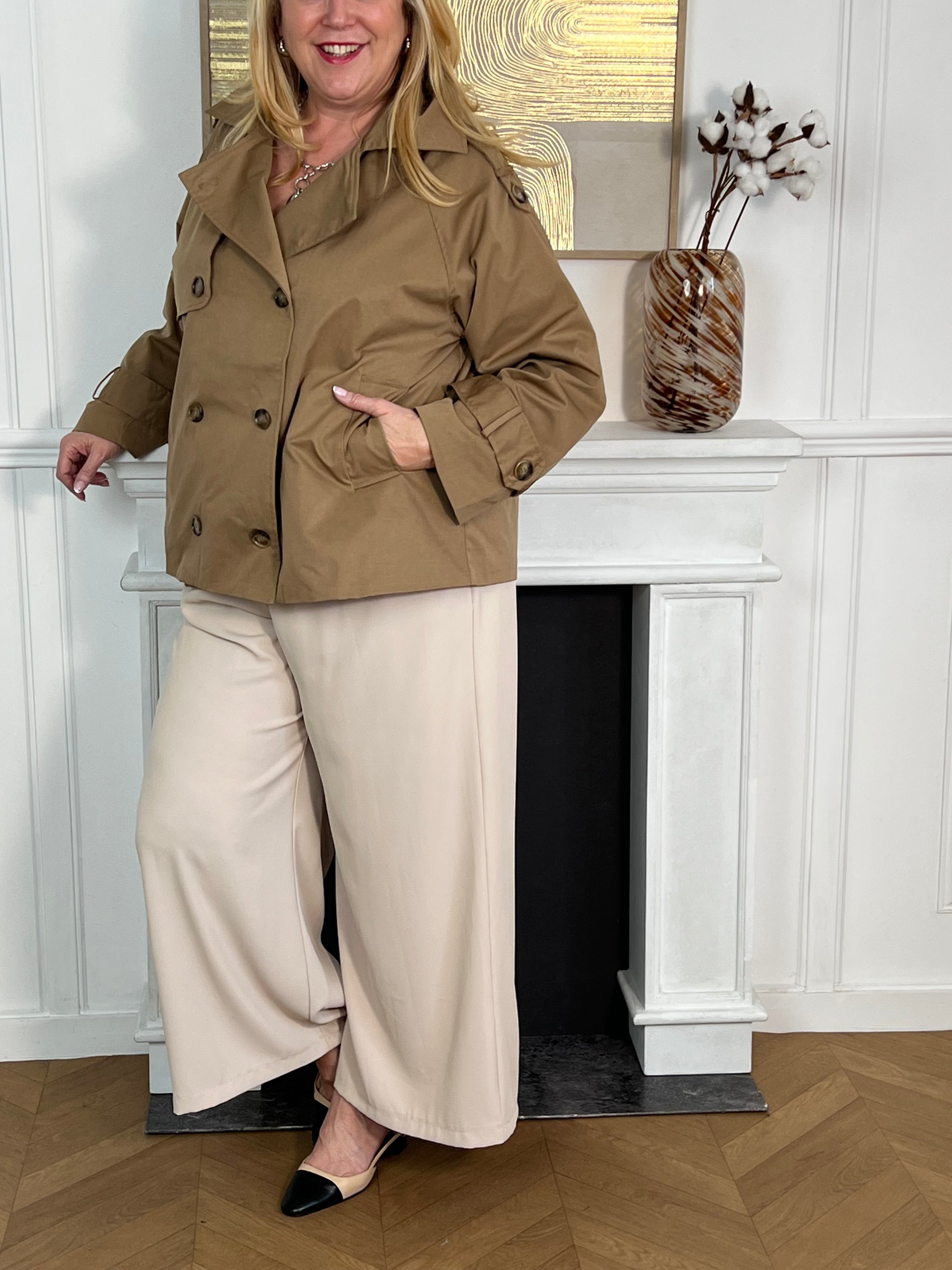 Le classique revisité : le trench court camel. Avec sa coupe moderne et sa teinte intemporelle, il apporte élégance et style à toutes tes tenues. Parfait pour la mi-saison, il se porte aussi bien au quotidien qu’en soirée.