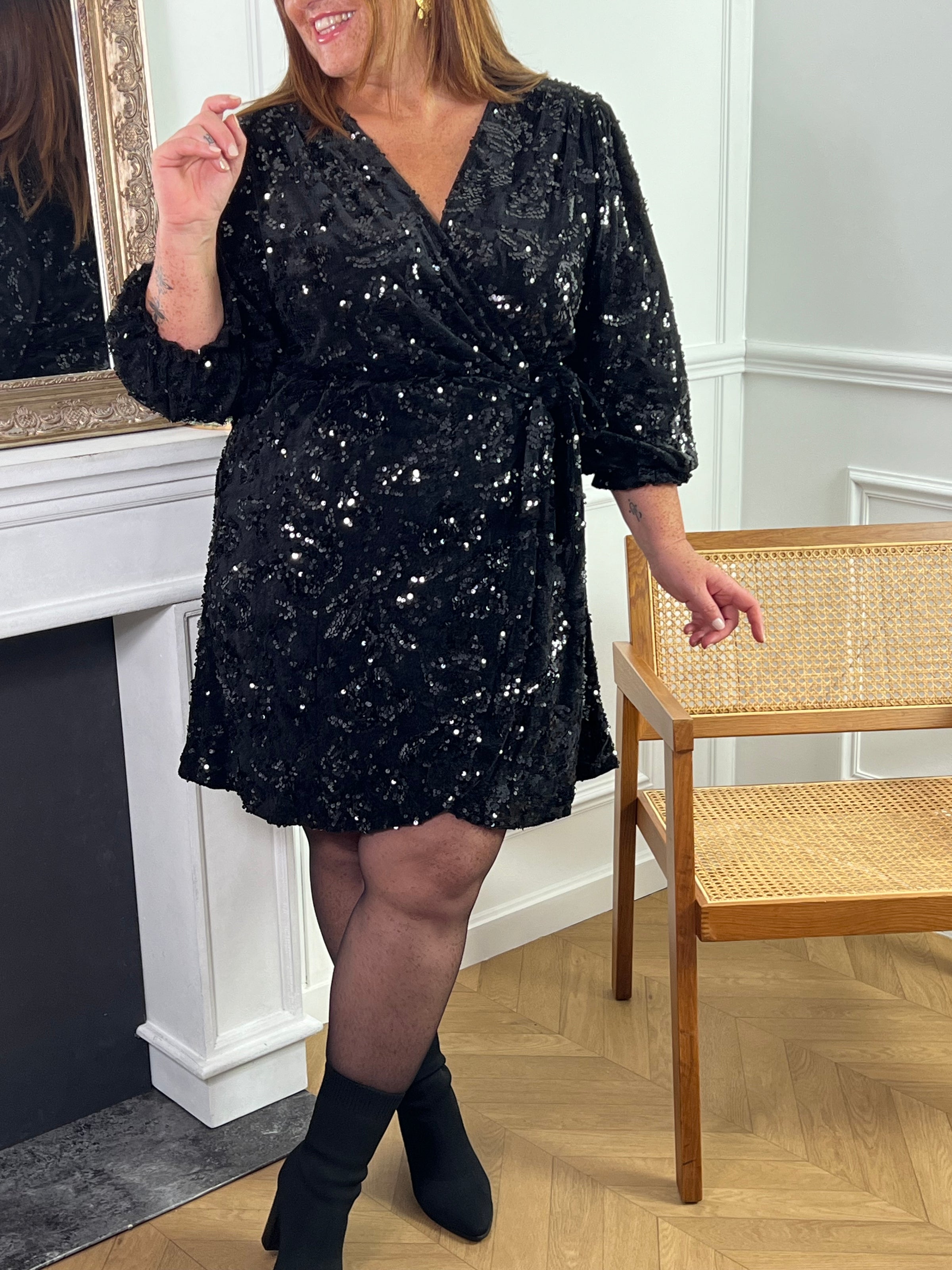 Découvrez notre magnifique robe noire Bloum à sequins ! Avec son col et sa taille élastiques, elle s'adapte parfaitement à votre silhouette pour un confort optimal. Ses détails en sequins et sa matière douce effet velours vous feront briller lors de vos soirées festives. 