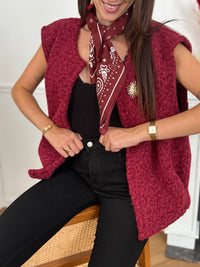 Découvrez notre veste sans manches femme couleur bordeaux, à l’effet moumoute tendance et douce. Son col V élégant est rehaussé d’une broche dorée amovible sur le devant pour un style raffiné. Une pièce moderne et confortable, idéale pour compléter vos tenues d’automne et d’hiver.