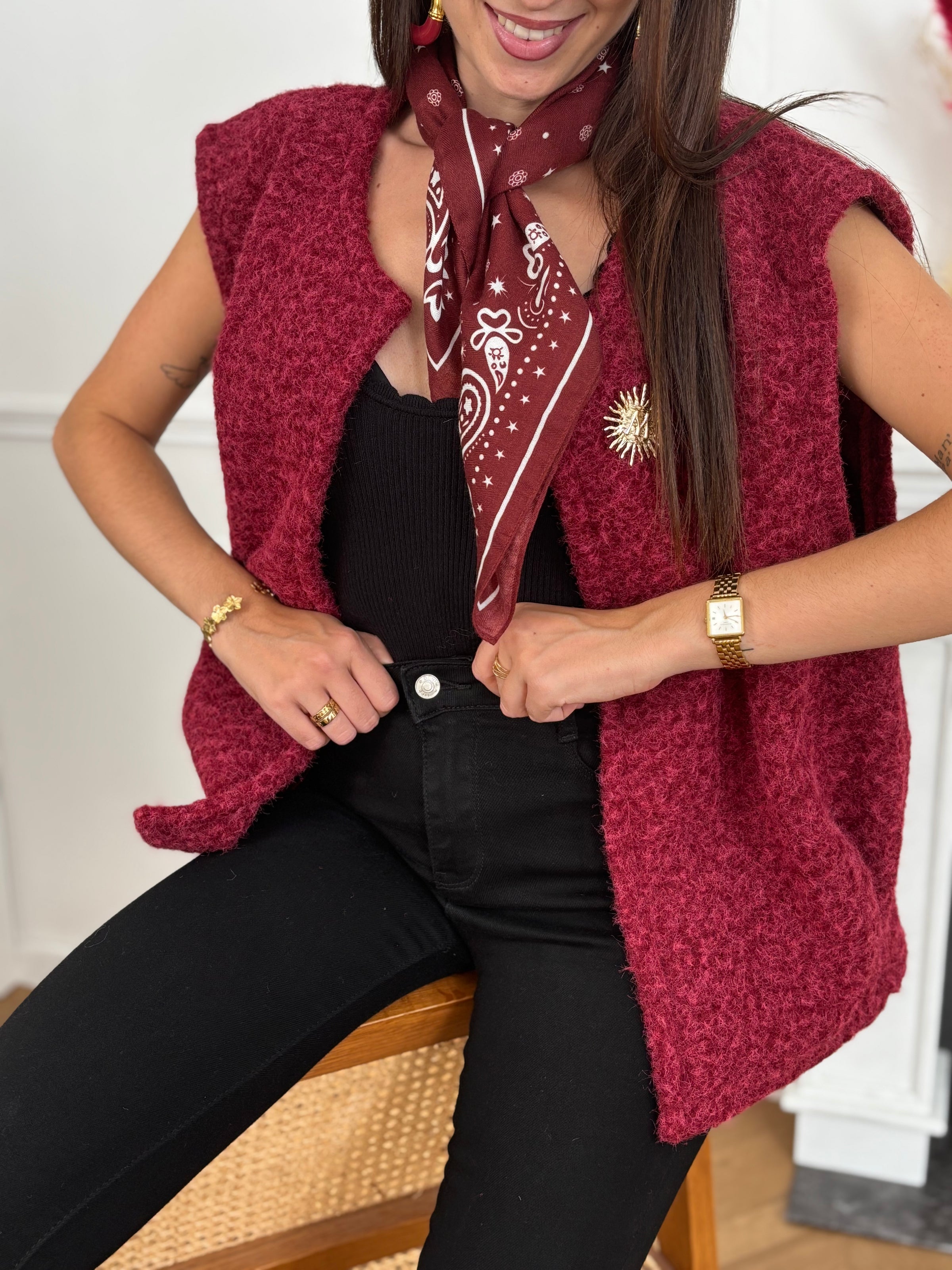 Découvrez notre veste sans manches femme couleur bordeaux, à l’effet moumoute tendance et douce. Son col V élégant est rehaussé d’une broche dorée amovible sur le devant pour un style raffiné. Une pièce moderne et confortable, idéale pour compléter vos tenues d’automne et d’hiver.