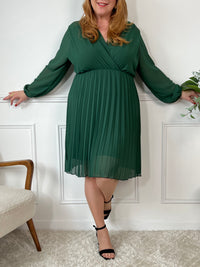Mettez vos courbes en valeur avec style grâce à cette robe courte plissée verte grande taille. Son col cache cœur et ses manches longues apportent une touche sophistiquée, tandis que son effet plissé ajoutera du dynamisme à votre look. Disponible en vert, cette robe est doublée (sauf aux manches) pour un confort optimal.