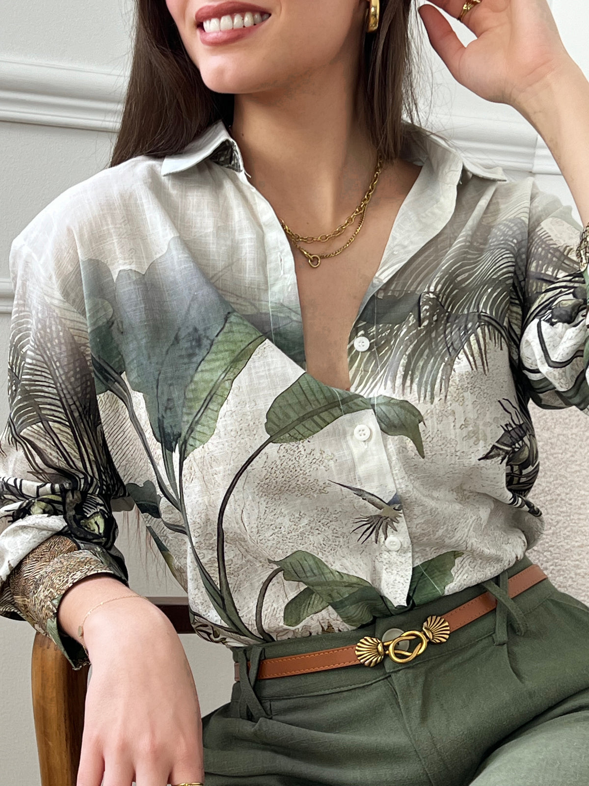 Cette chemise légère arbore des motifs tropicaux en nuances de vert et de marron, évoquant des vibes estivales et exotiques. Parfaite pour les journées ensoleillées, cette chemise ajoute une touche de fantaisie à votre tenue tout en restant facile à porter.
