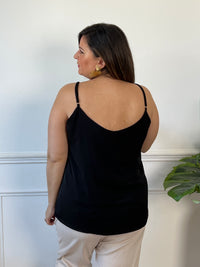 Adoptez un look rafraîchissant avec ce haut noir décontracté de Leonia. Parfait pour les journées ensoleillées, il offre un ajustement confortable et un coupé élégant. Ajoutez ce haut à votre garde-robe pour un style tendance.