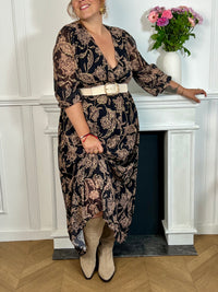 Cette robe longue à motifs Lyvia offre un confort parfait grâce à sa taille et ses poignets élastiques qui épousent délicatement toutes les silhouettes. Son col cache-cœur met en valeur le décolleté tandis que ses manches longues apportent une élégance intemporelle.