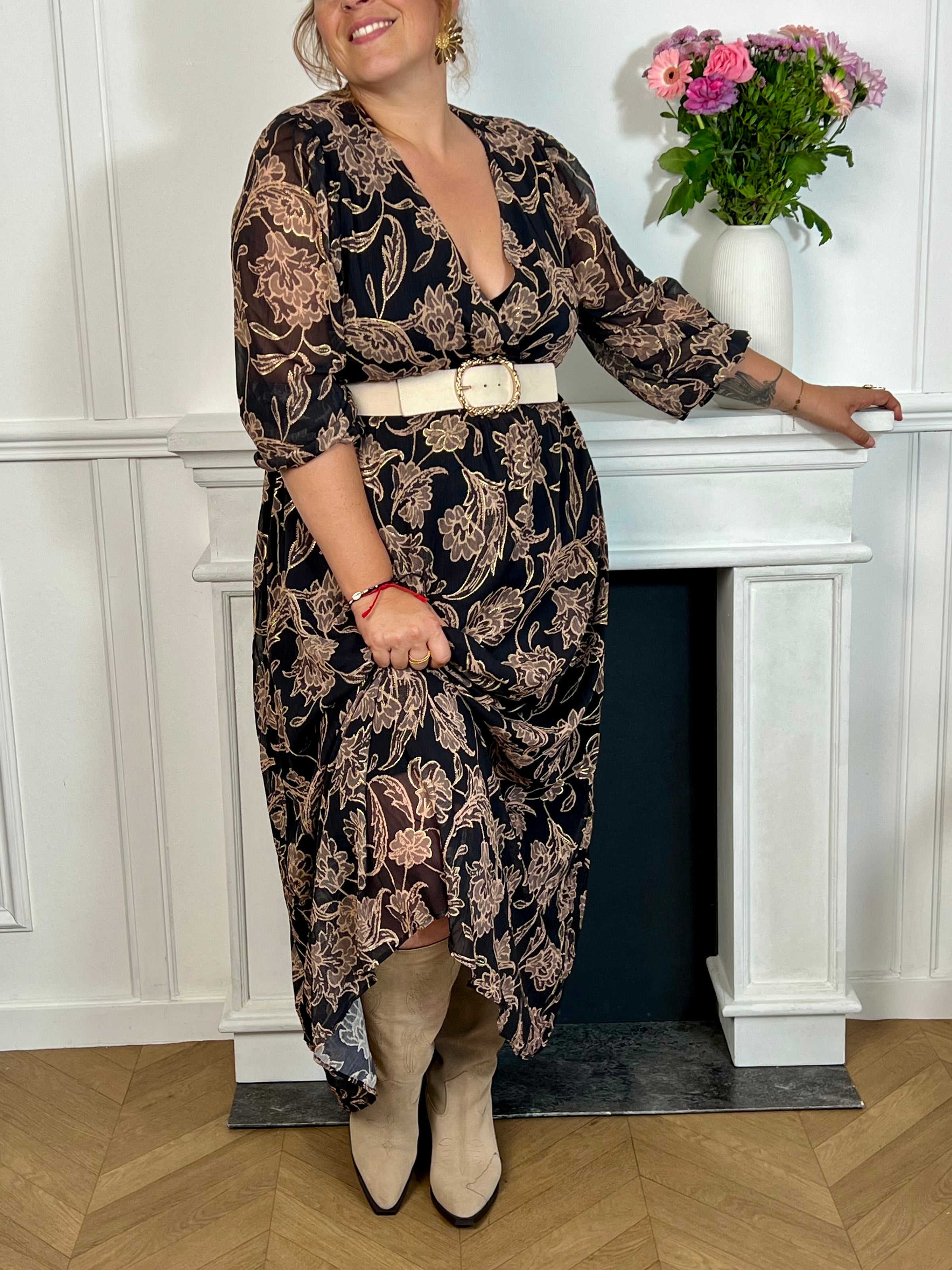 Cette robe longue à motifs Lyvia offre un confort parfait grâce à sa taille et ses poignets élastiques qui épousent délicatement toutes les silhouettes. Son col cache-cœur met en valeur le décolleté tandis que ses manches longues apportent une élégance intemporelle.