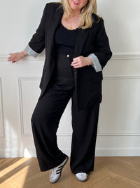 Ce blazer grande taille allie style intemporel et confort exceptionnel. Parfait pour toute occasion, ce blazer apportera une touche sophistiquée à votre garde-robe.