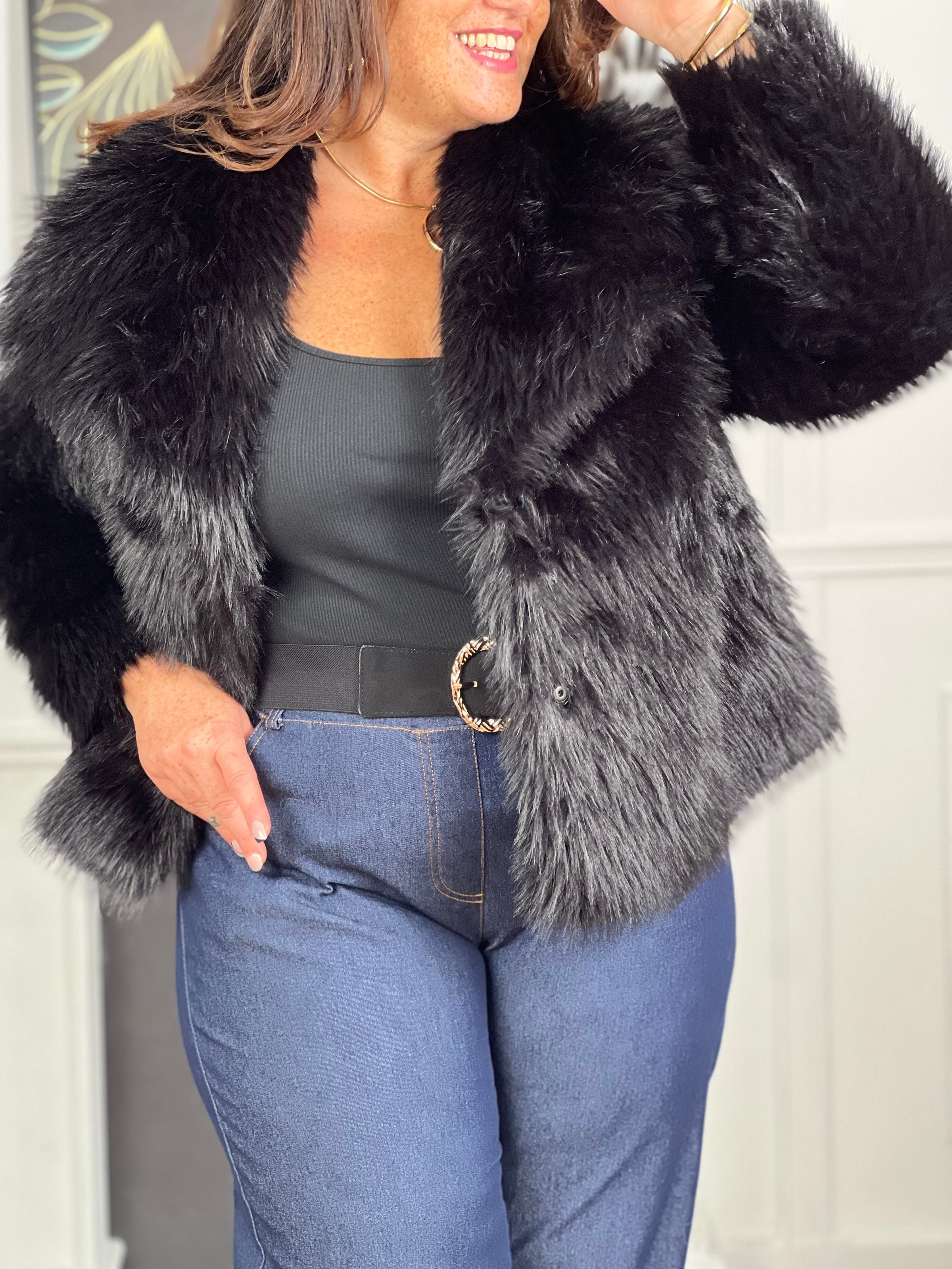 Cette veste noire grande taille Talia allie élégance et confort avec sa fausse fourrure douce qui apporte une touche chaleureuse et luxueuse. Ses manches longues et son col revers offrent une silhouette soignée et tendance, parfaite pour les journées fraîches.