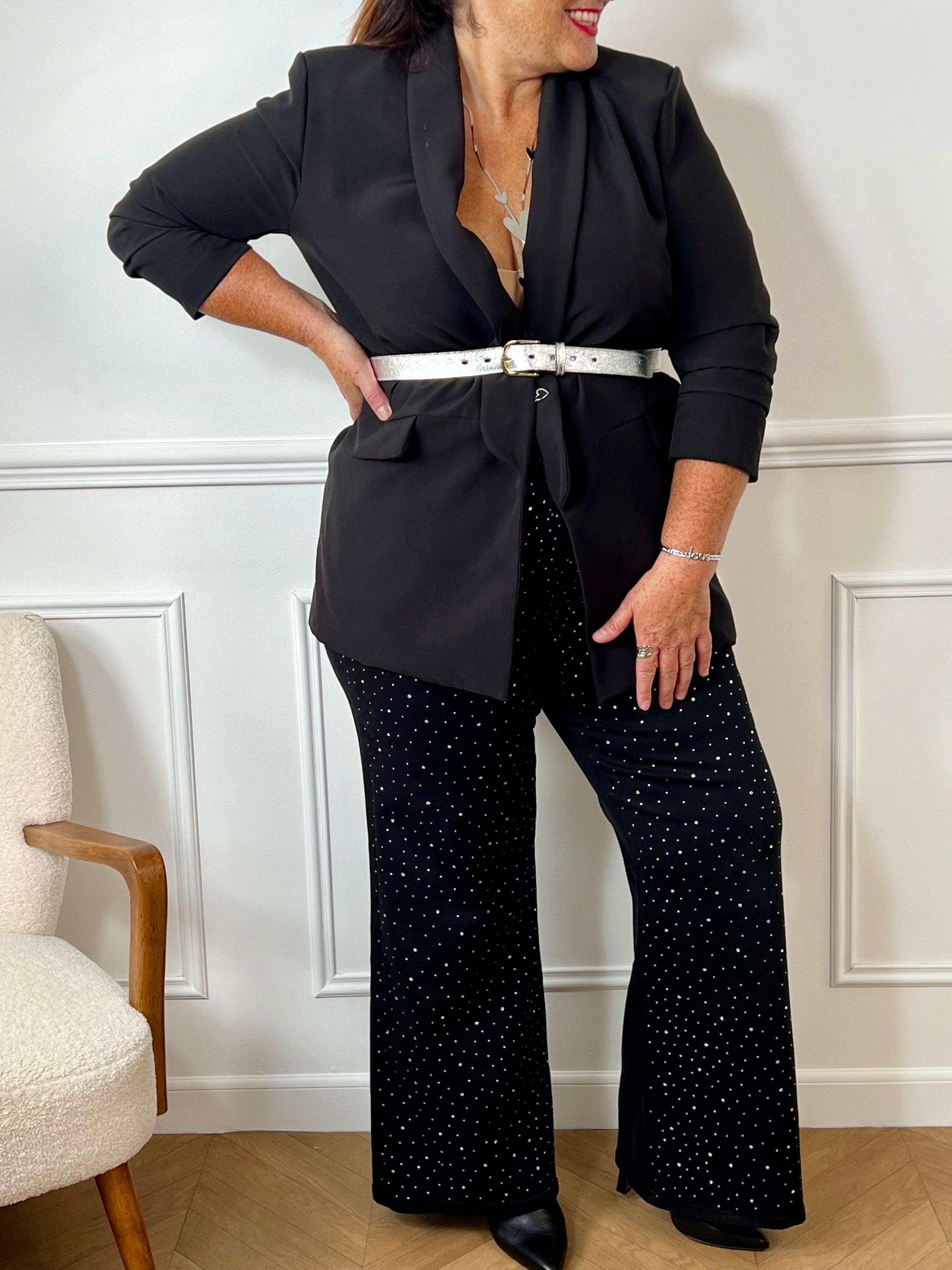 Le jean noir grande taille Romane allie confort et style avec ses deux poches à l’avant et à l’arrière, idéales pour garder l’essentiel à portée de main. Ses passants pour ceinture offrent une tenue ajustée parfaite, tandis que le détail strass sur le devant apporte une touche d’éclat discrète et élégante.