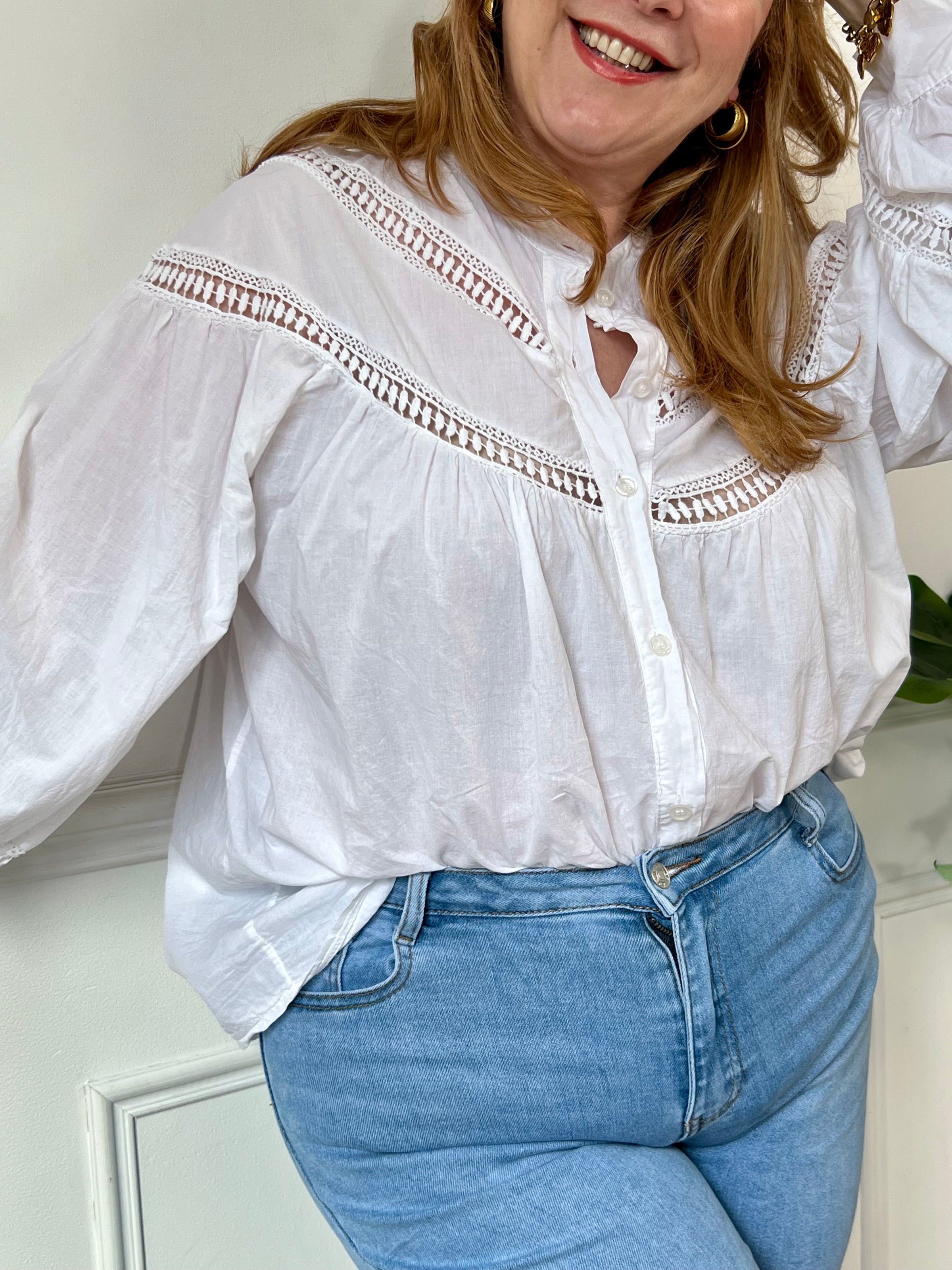 Cette chemise écrue manches longues Angelina est à la fois élégante et pleine d'esprit. Parfaite pour ajouter une touche de fantaisie à votre tenue avec ses boutons et broderies uniques sur le devant et aux manches. La broderie ajourée ajoute une touche de légèreté à cette chemise classique.