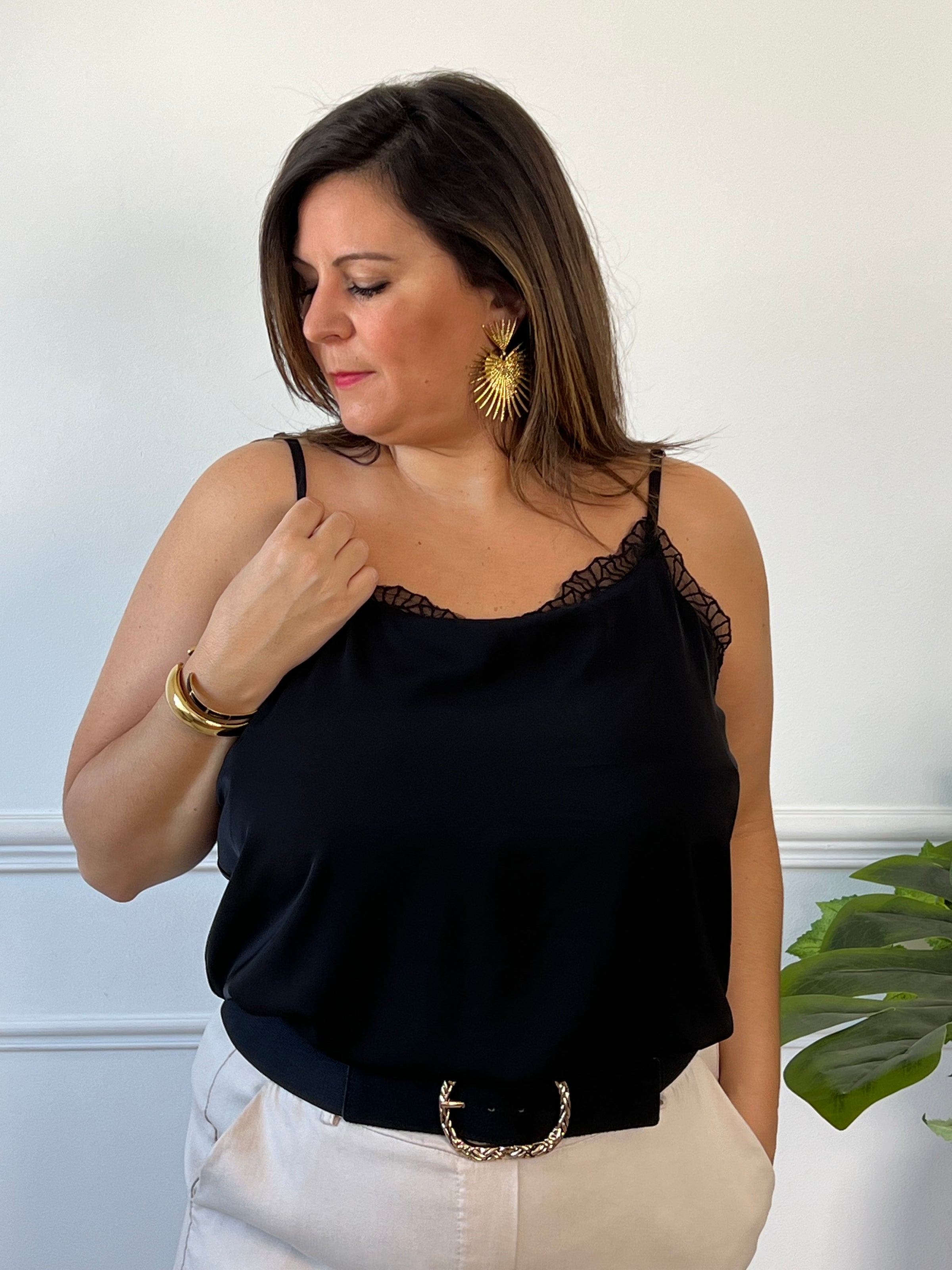 Adoptez un look rafraîchissant avec ce haut noir décontracté de Leonia. Parfait pour les journées ensoleillées, il offre un ajustement confortable et un coupé élégant. Ajoutez ce haut à votre garde-robe pour un style tendance.