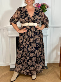 Cette robe longue à motifs Lyvia offre un confort parfait grâce à sa taille et ses poignets élastiques qui épousent délicatement toutes les silhouettes. Son col cache-cœur met en valeur le décolleté tandis que ses manches longues apportent une élégance intemporelle.