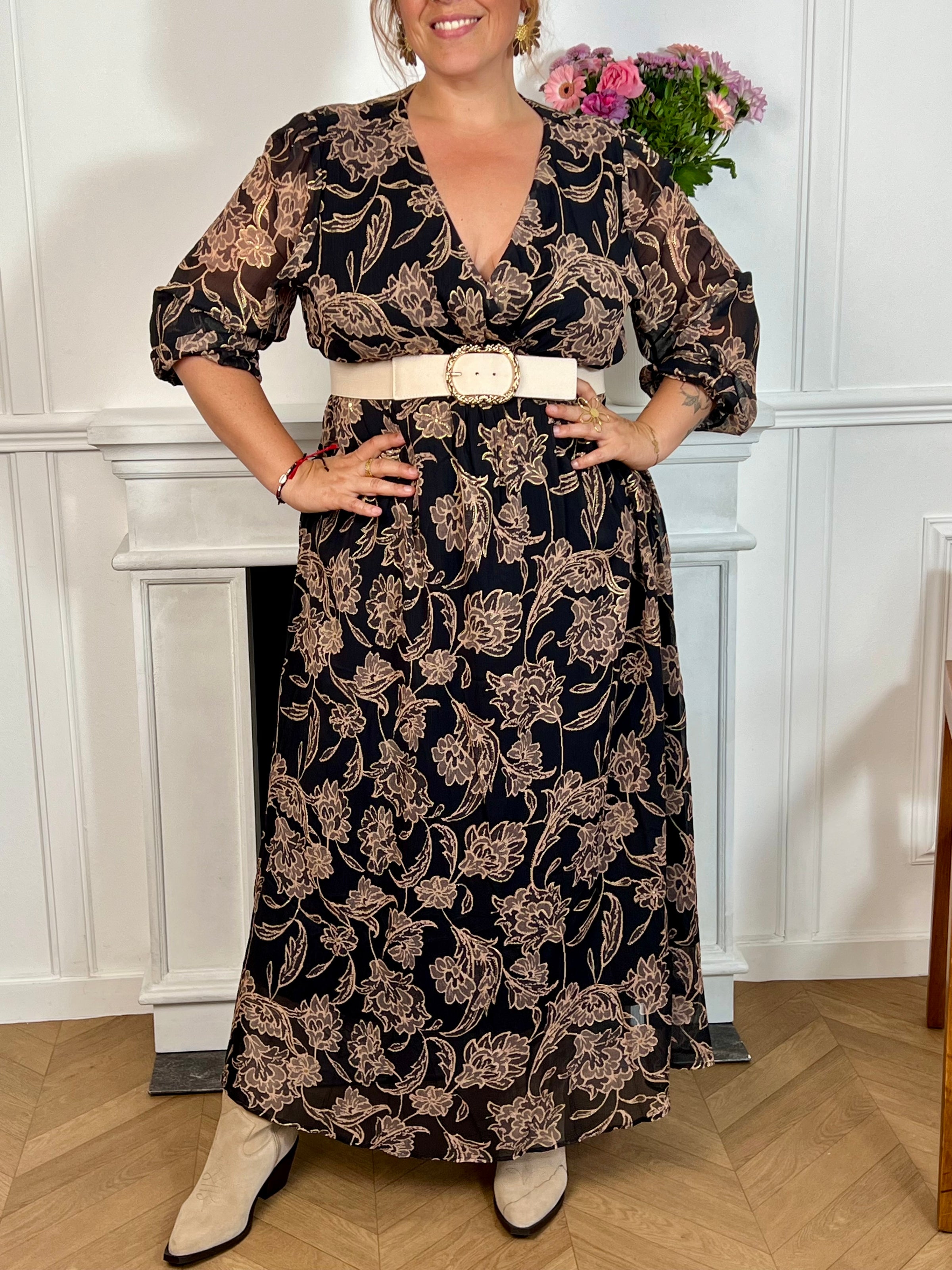 Cette robe longue à motifs Lyvia offre un confort parfait grâce à sa taille et ses poignets élastiques qui épousent délicatement toutes les silhouettes. Son col cache-cœur met en valeur le décolleté tandis que ses manches longues apportent une élégance intemporelle.