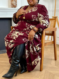 Robe longue bordeaux élégante aux détails dorés grande taille femme, idéale pour les occasions spéciales. Son col V et ses manches longues apportent une touche raffinée, tandis que l’élastique au dos assure un confort parfait. Entièrement doublée jusqu’à mi-longueur, elle allie style et aisance dans des nuances subtiles de bordeaux et doré.