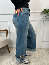 Transformez votre style avec notre jean palazzo stretch Zelie ! Ses 2 poches avant et arrière pratiques, ainsi que son passant pour ceinture, vous offrent un confort pratique. Et n'oublions pas le noeud léopard sur le bas des jambes qui lui donne une touche de folie. Une pièce amusante pour une mode sans prise de tête.