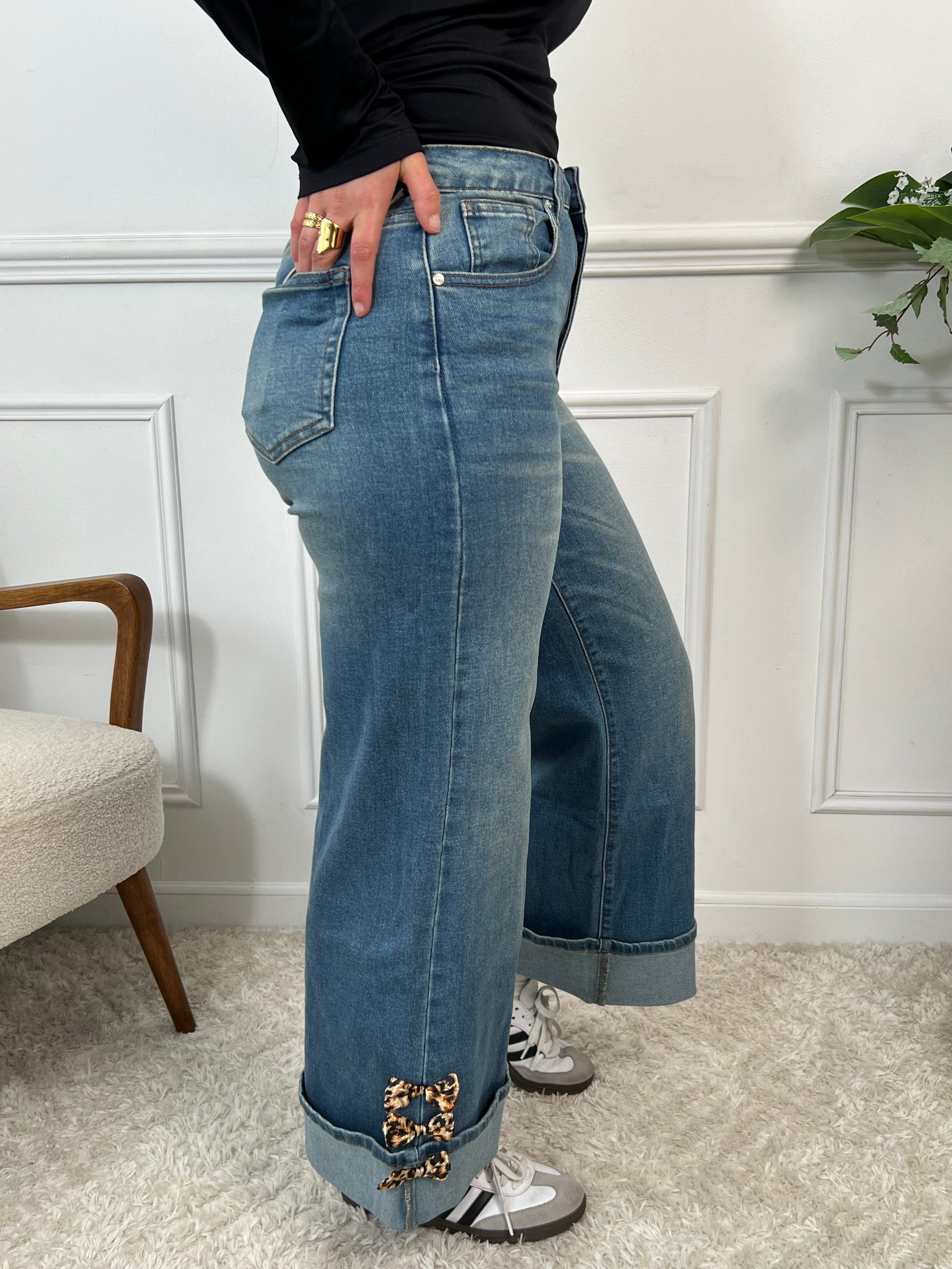 Transformez votre style avec notre jean palazzo stretch Zelie ! Ses 2 poches avant et arrière pratiques, ainsi que son passant pour ceinture, vous offrent un confort pratique. Et n'oublions pas le noeud léopard sur le bas des jambes qui lui donne une touche de folie. Une pièce amusante pour une mode sans prise de tête.