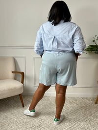 Ce short bleu grande taille pour femme allie confort et style. Sa taille élastique assure un ajustement parfait, tandis que les poches latérales ajoutent une touche pratique. Le nœud factice à l'avant apporte une élégance discrète, idéale pour un look décontracté et soigné.