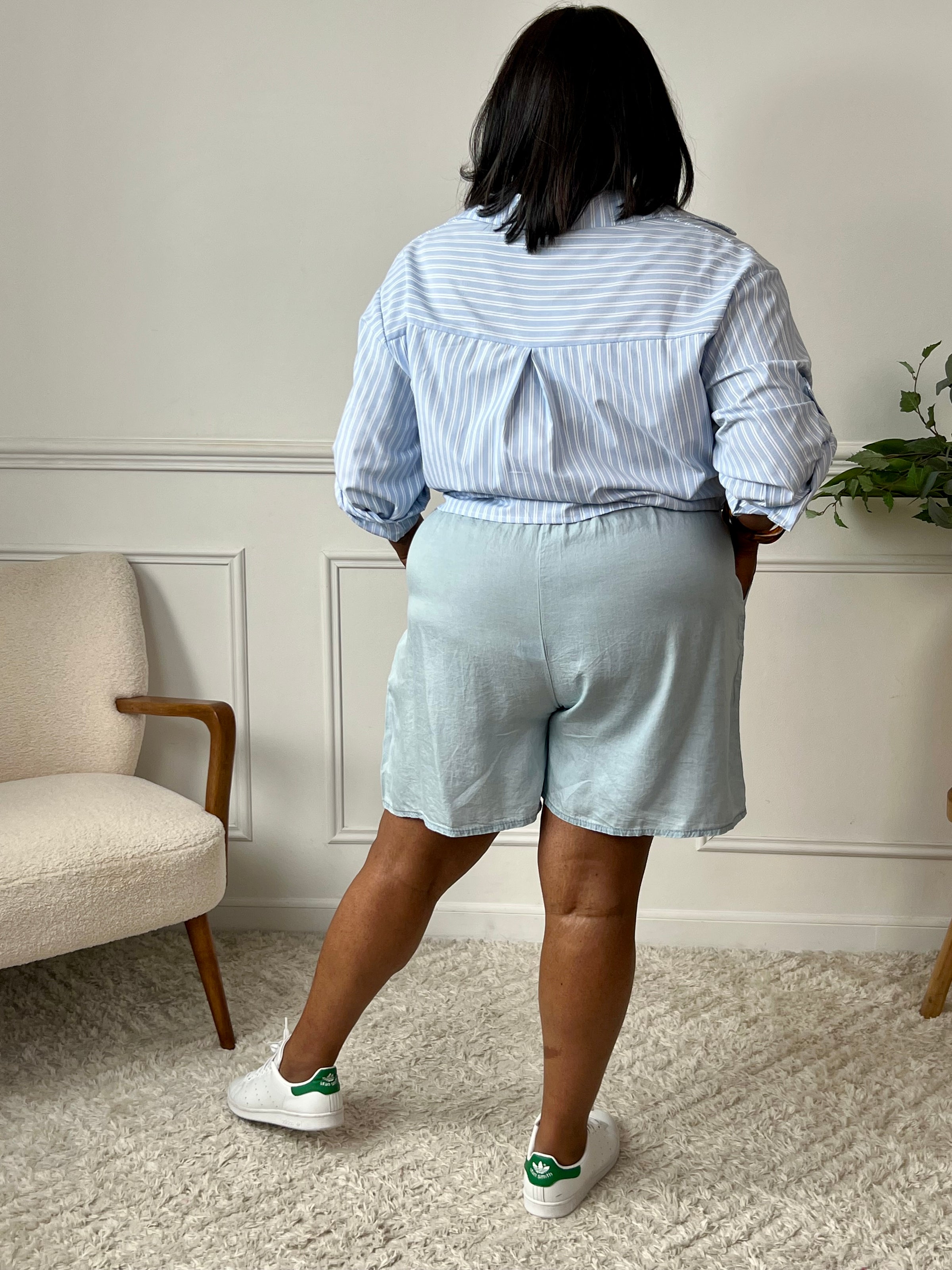 Ce short bleu grande taille pour femme allie confort et style. Sa taille élastique assure un ajustement parfait, tandis que les poches latérales ajoutent une touche pratique. Le nœud factice à l'avant apporte une élégance discrète, idéale pour un look décontracté et soigné.