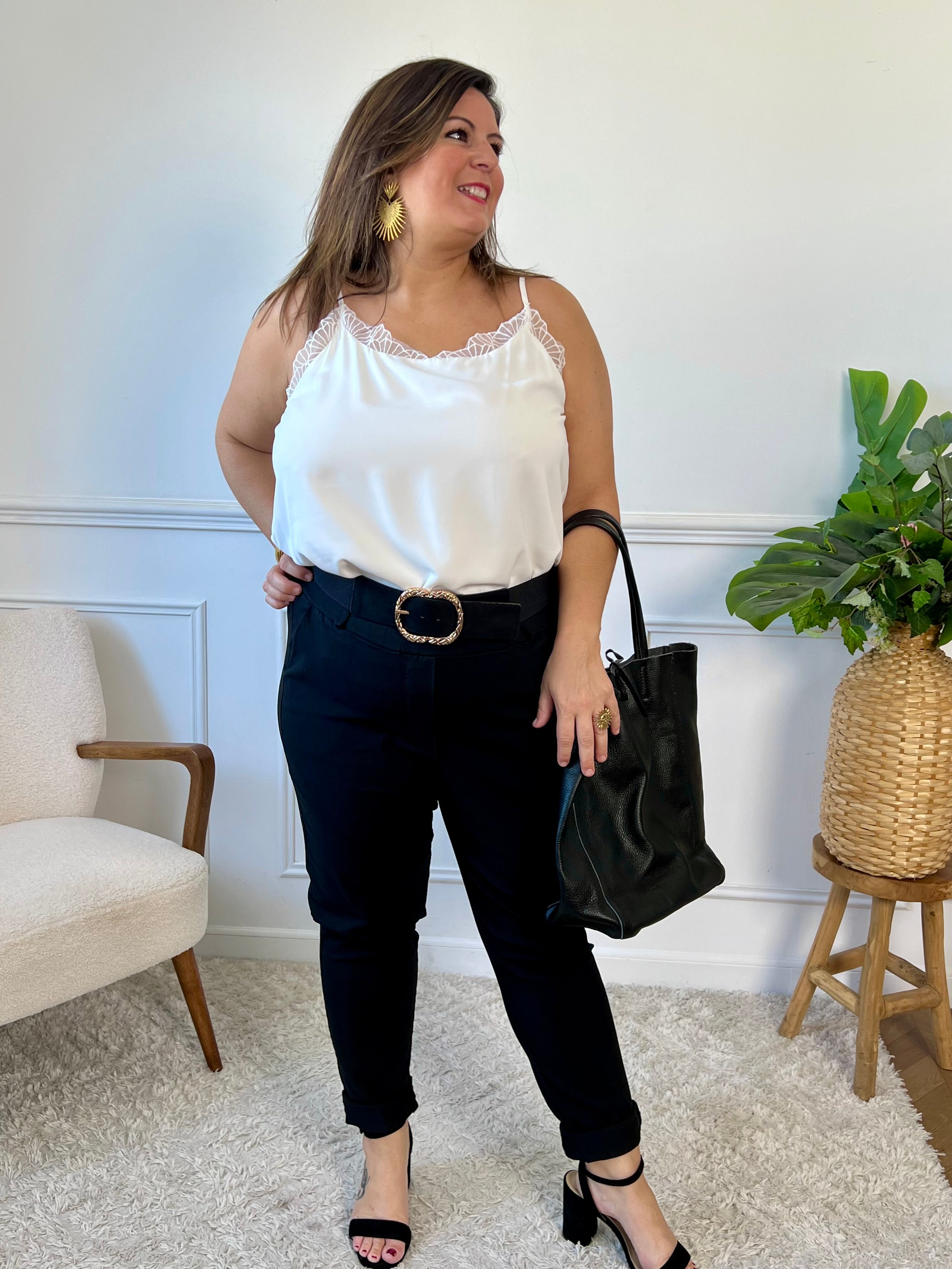 Adoptez un look rafraîchissant avec ce top blanc décontracté de Leonia. Parfait pour les journées ensoleillées, il offre un ajustement confortable et une coupe élégante. Ajoutez ce top à votre garde-robe pour un style tendance.