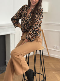 Affichez une allure sophistiquée avec notre pantalon cintré camel. Une coupe élégante et intemporelle pour un style chic en toutes occasions.