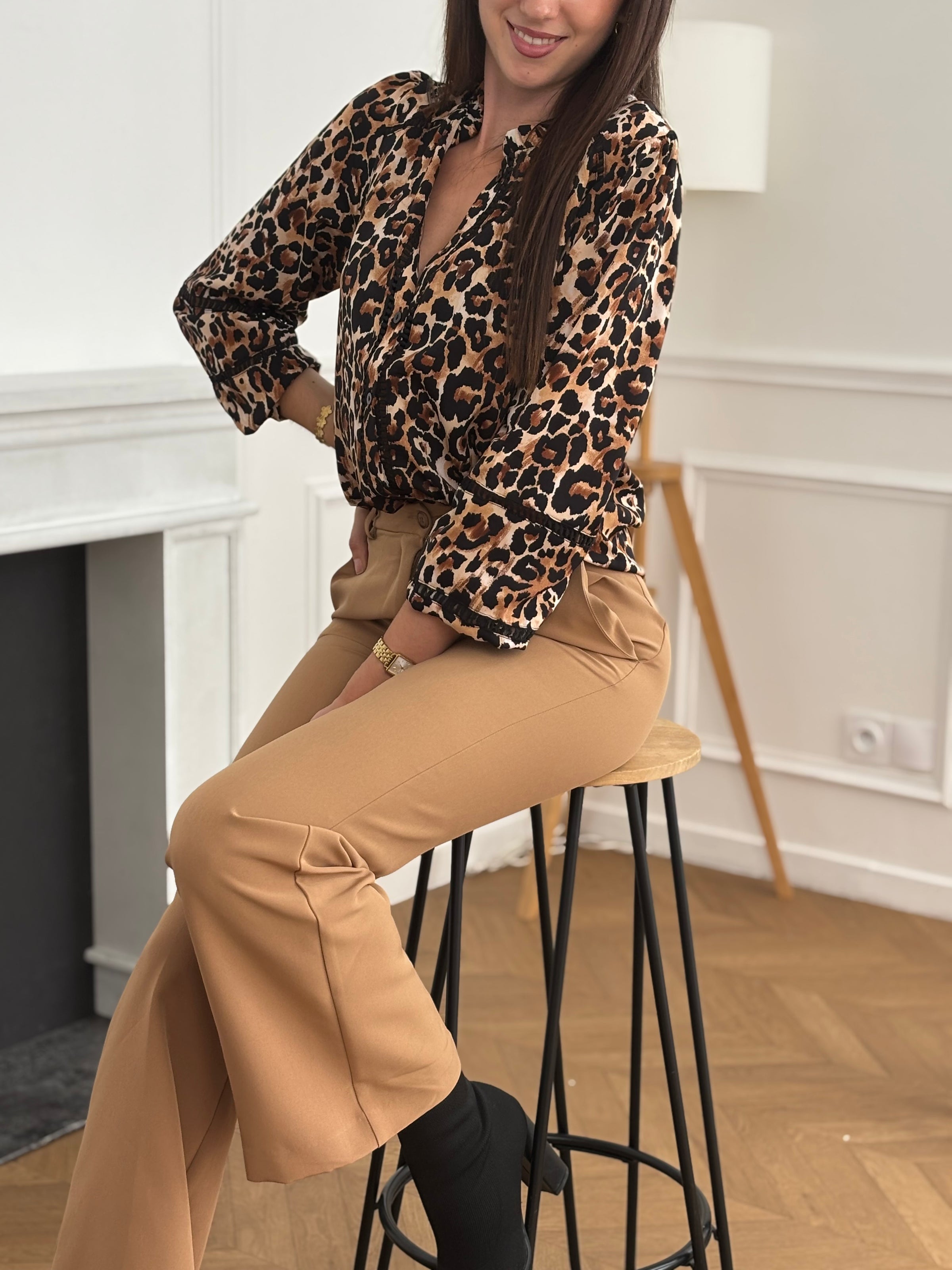 Affichez une allure sophistiquée avec notre pantalon cintré camel. Une coupe élégante et intemporelle pour un style chic en toutes occasions.