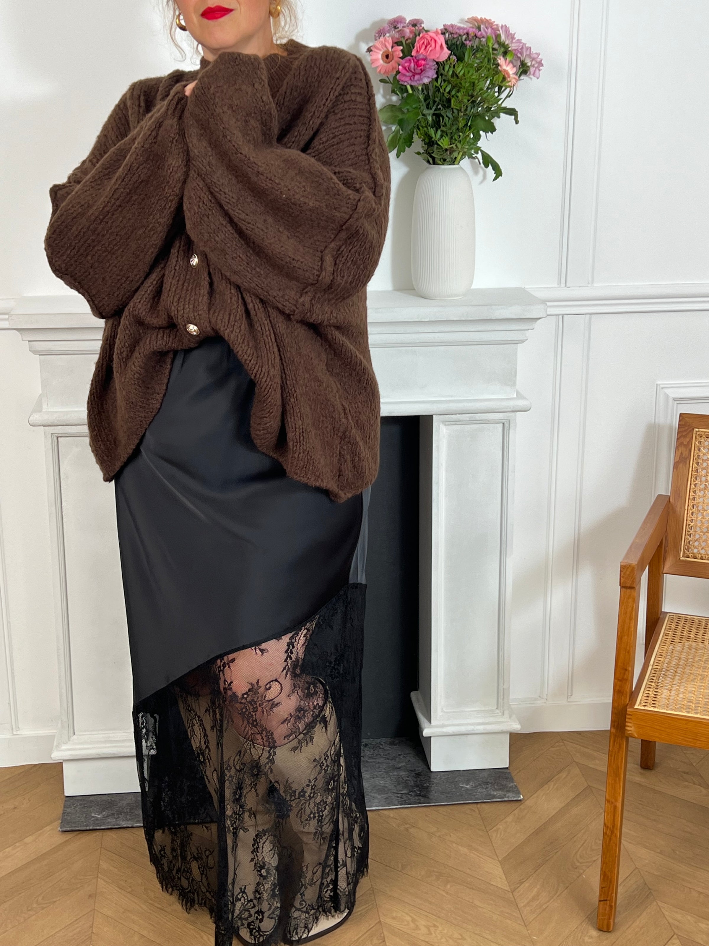 Cette jupe longue noire grande taille est conçue pour allier confort et élégance. Sa taille élastique assure un ajustement parfait, tandis que la dentelle ajourée sur le bas apporte une touche délicate et féminine.