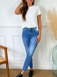 Jean bleu femme  Jean taille haute Coupe droite Fermeture à zip avec un bouton 2 poches à l'avant et 2 poches à l'arrière Couleurs : bleu Composition : 92% Coton, 5% Polyester, 3% Elasthanne Made in P.R.C