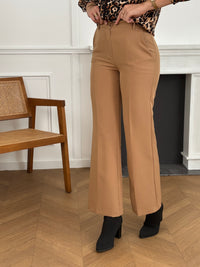 Affichez une allure sophistiquée avec notre pantalon cintré camel. Une coupe élégante et intemporelle pour un style chic en toutes occasions.