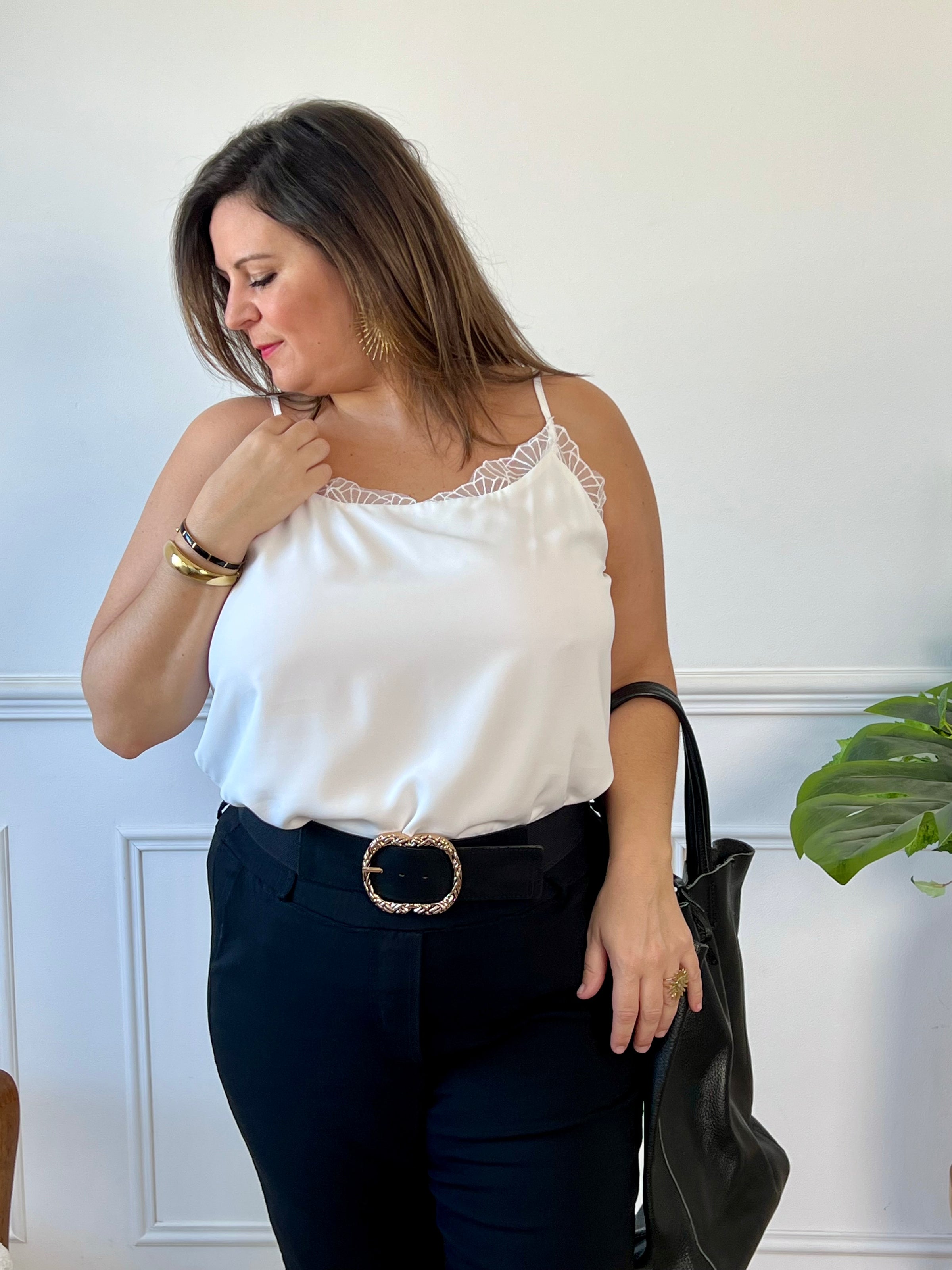 Adoptez un look rafraîchissant avec ce top blanc décontracté de Leonia. Parfait pour les journées ensoleillées, il offre un ajustement confortable et une coupe élégante. Ajoutez ce top à votre garde-robe pour un style tendance.