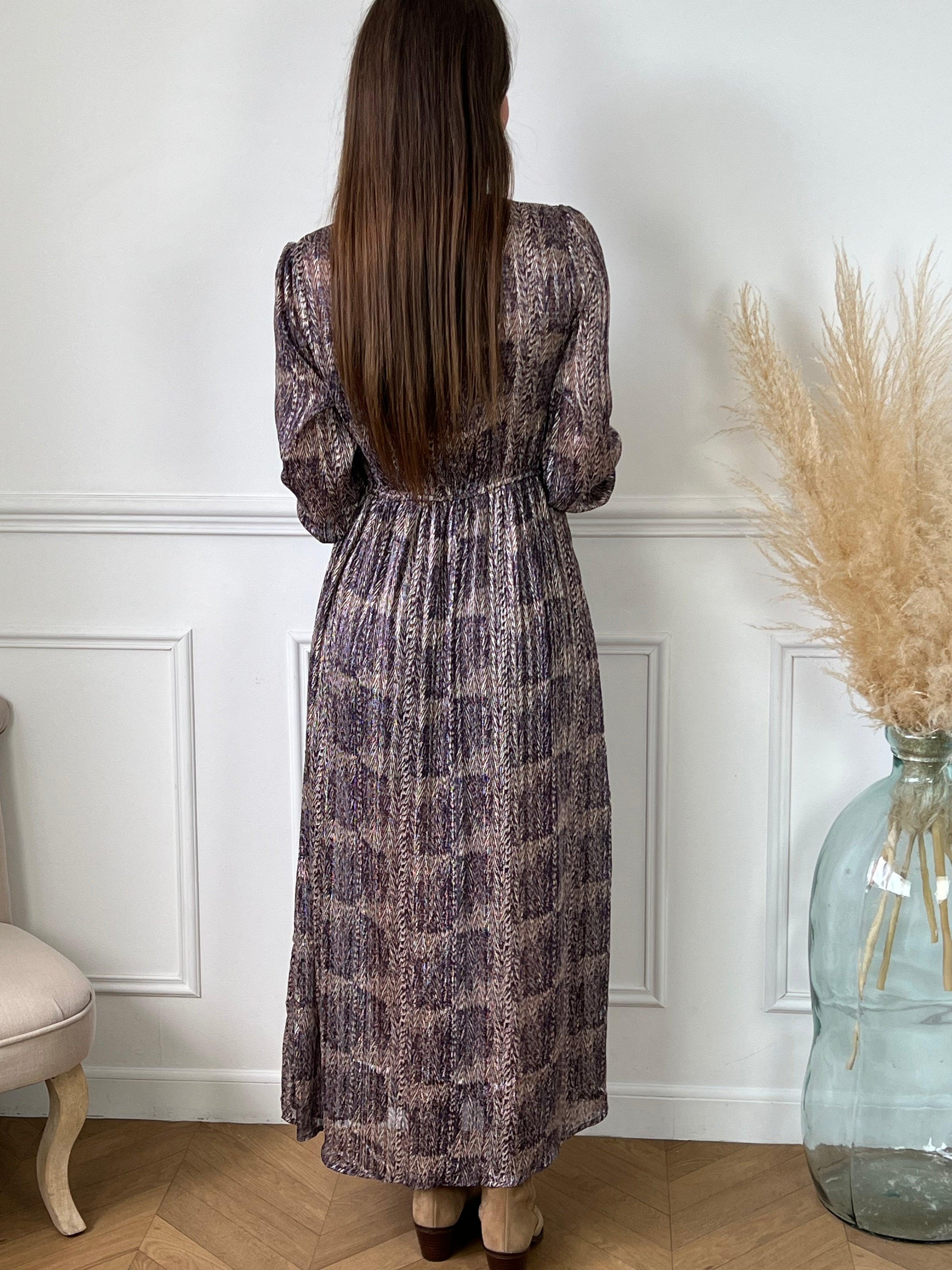 Robe longue violette avec motifs femme Robe manches longues Elastique à la taille au dos et aux poignets Col V avec boutons Doublée sur le bas jusqu'à mi- longueur et au niveau de la poitrine Détails brillants fil lurex argenté Fente sur l'avant Couleurs : violet, marron et écru Composition : 100% Polyester Lavage à la main recommandé