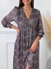 Robe longue violette avec motifs femme Robe manches longues Elastique à la taille au dos et aux poignets Col V avec boutons Doublée sur le bas jusqu'à mi- longueur et au niveau de la poitrine Détails brillants fil lurex argenté Fente sur l'avant Couleurs : violet, marron et écru Composition : 100% Polyester Lavage à la main recommandé