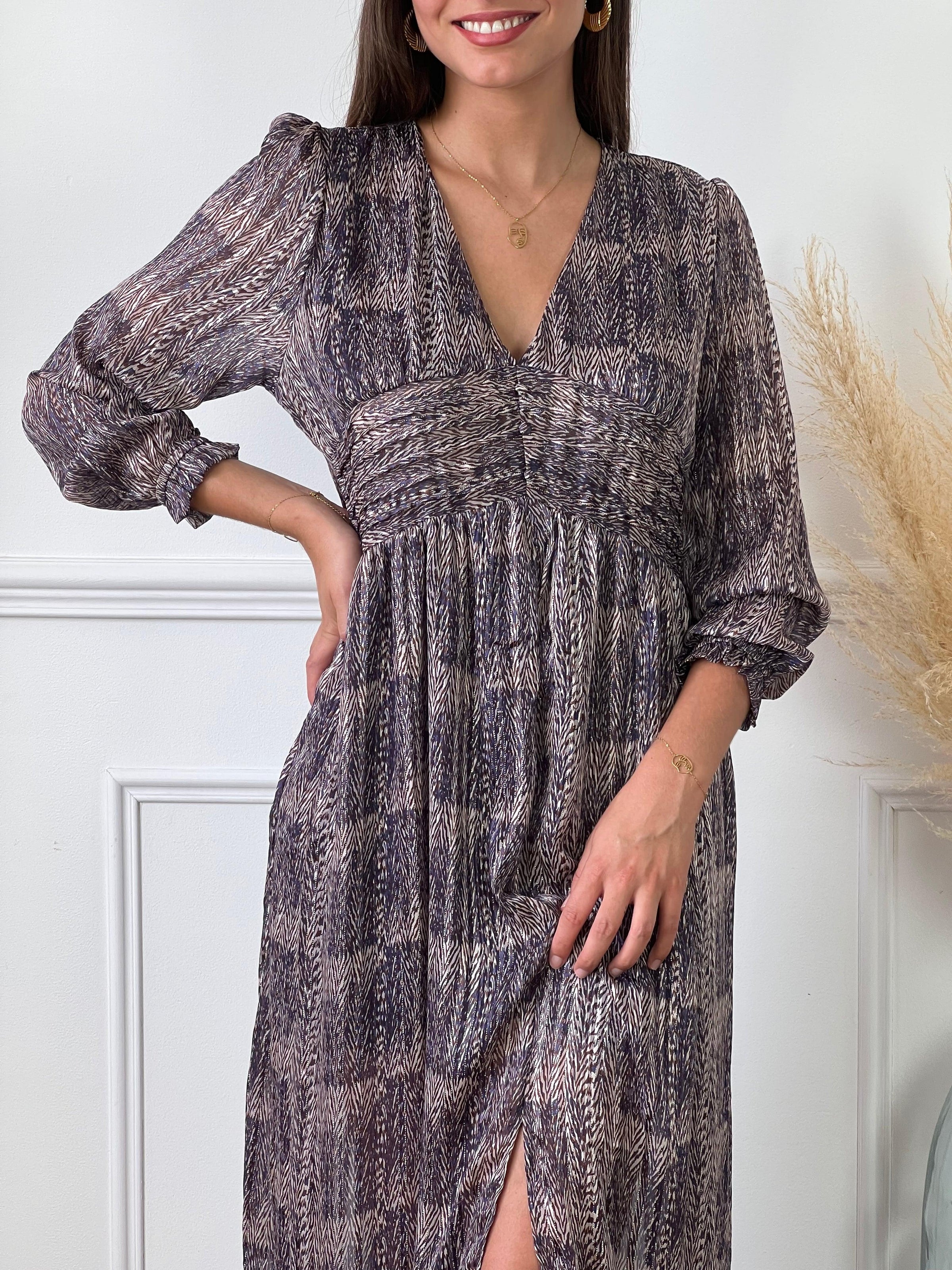 Robe longue violette avec motifs femme Robe manches longues Elastique à la taille au dos et aux poignets Col V avec boutons Doublée sur le bas jusqu'à mi- longueur et au niveau de la poitrine Détails brillants fil lurex argenté Fente sur l'avant Couleurs : violet, marron et écru Composition : 100% Polyester Lavage à la main recommandé