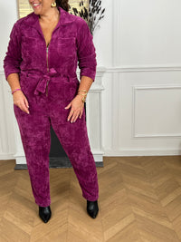La combinaison qui attire tous les regards.
En velours magenta doux et lumineux, avec sa fermeture éclair pratique, elle allie audace, confort et style en un seul geste.