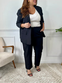 Complétez votre style avec le pantalon noir ample Alize pour femme. Sa coupe droite ample et son élastique au dos assurent un ajustement confortable, tandis que les 2 poches à l'avant ajoutent une touche pratique. Associez-le avec le blazer pour un ensemble parfaitement assorti.