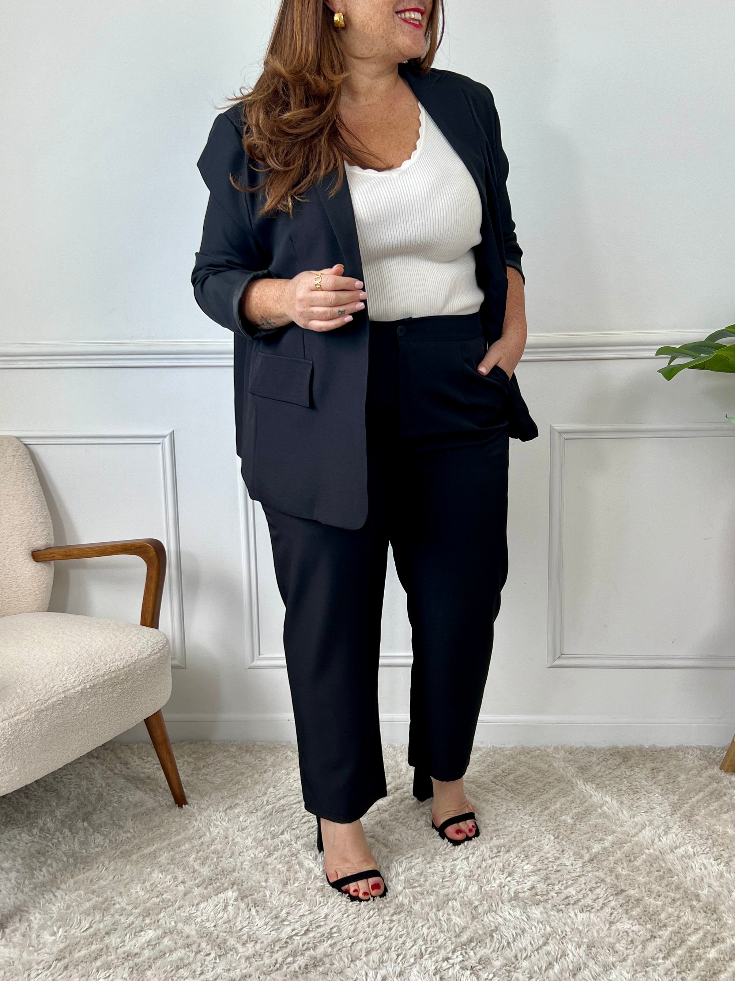 Complétez votre style avec le pantalon noir ample Alize pour femme. Sa coupe droite ample et son élastique au dos assurent un ajustement confortable, tandis que les 2 poches à l'avant ajoutent une touche pratique. Associez-le avec le blazer pour un ensemble parfaitement assorti.