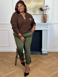 Ce pull marron grande taille allie douceur et élégance avec ses manches longues et son col en V orné de délicats motifs floraux. Un coeur brodé vient sublimer le devant, apportant une touche unique et féminine