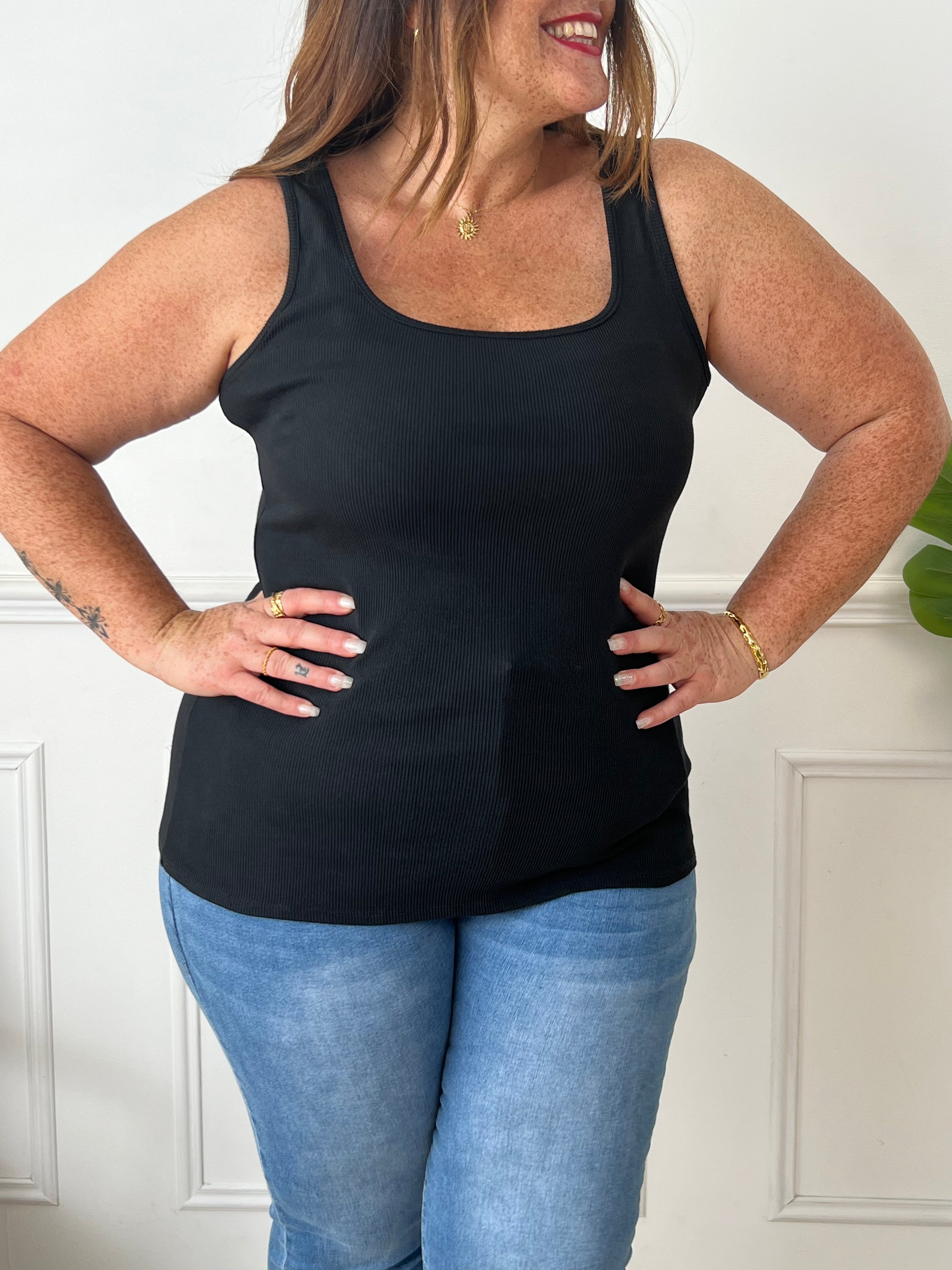 Indispensable du dressing, ce top débardeur noir sans manches mise sur la simplicité et l’efficacité. Sa coupe épurée en fait une pièce facile à porter et à associer, parfaite en toute saison, seule ou sous une veste.