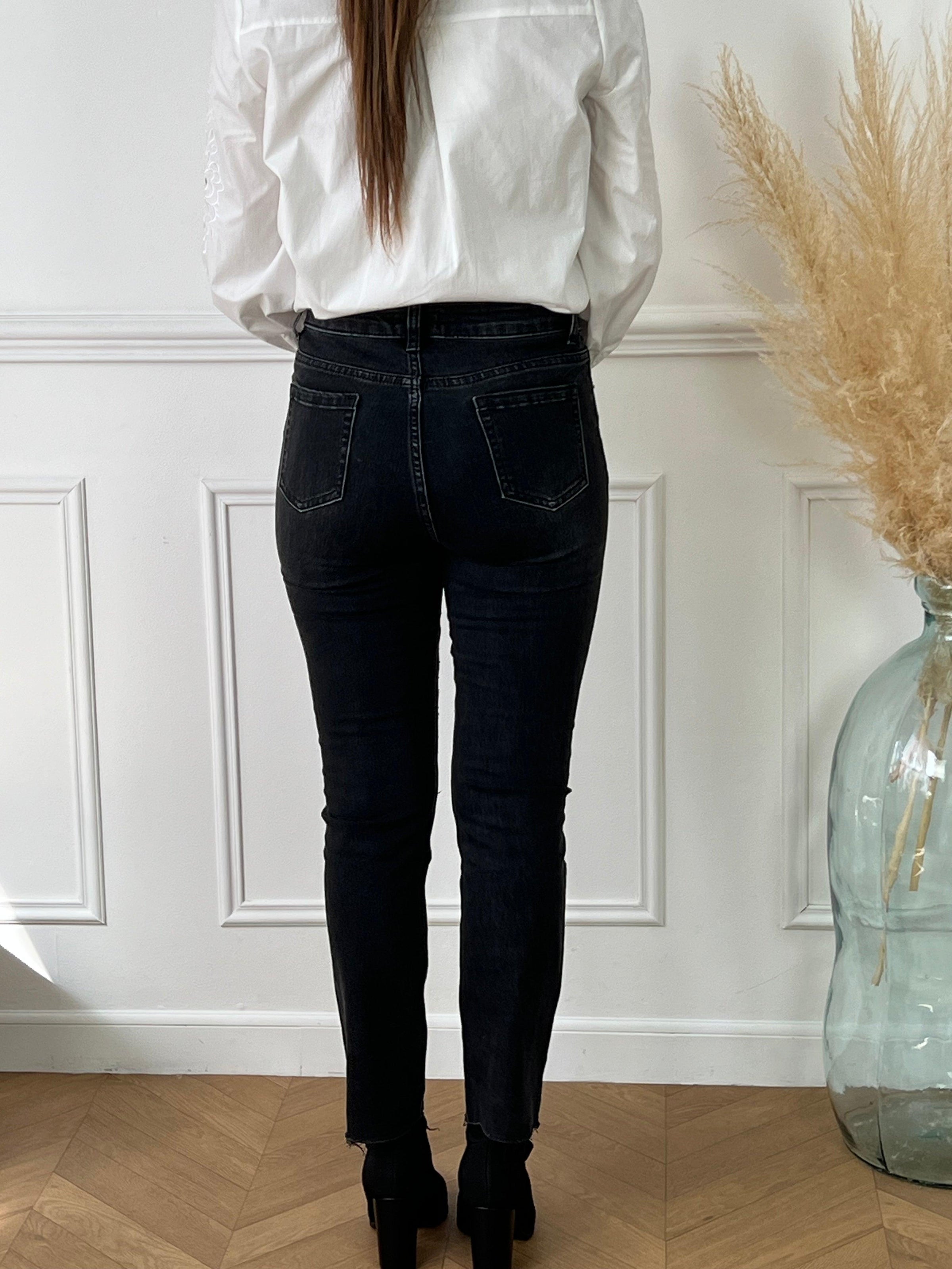 Jean noir femme  Jean taille haute Coupe slim Fermeture à zip avec un bouton 2 poches à l'avant et 2 poches à l'arrière Couleurs : noir Composition : 92% Coton, 5% Polyester, 3% Elasthanne Made in P.R.C