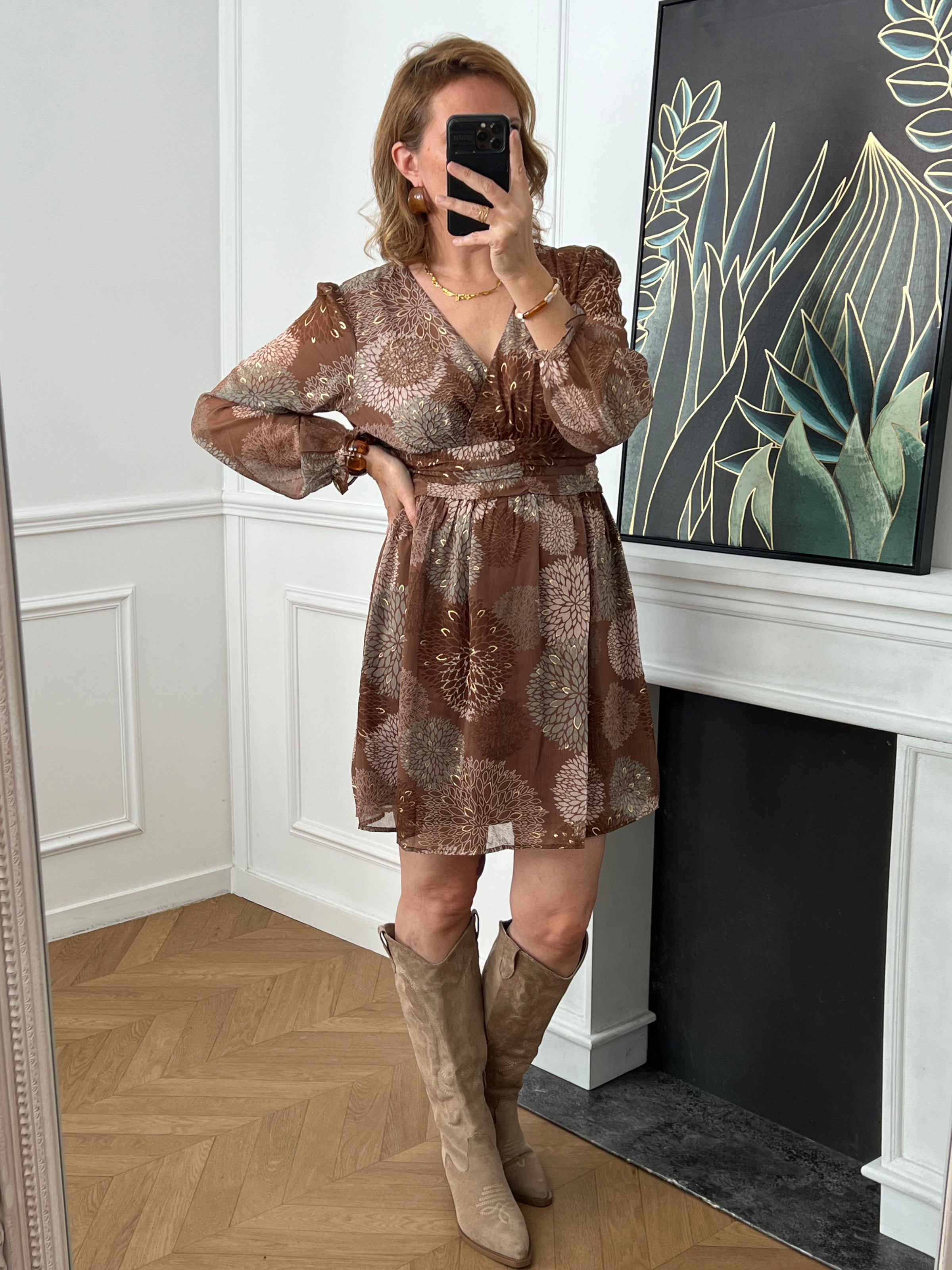 Robe courte à motifs avec manches longues et col en V. Élastiques au dos et aux poignets pour un confort optimal. Doublée sauf aux manches. Couleurs chaudes marron, doré et kaki pour un style élégant et facile à porter.